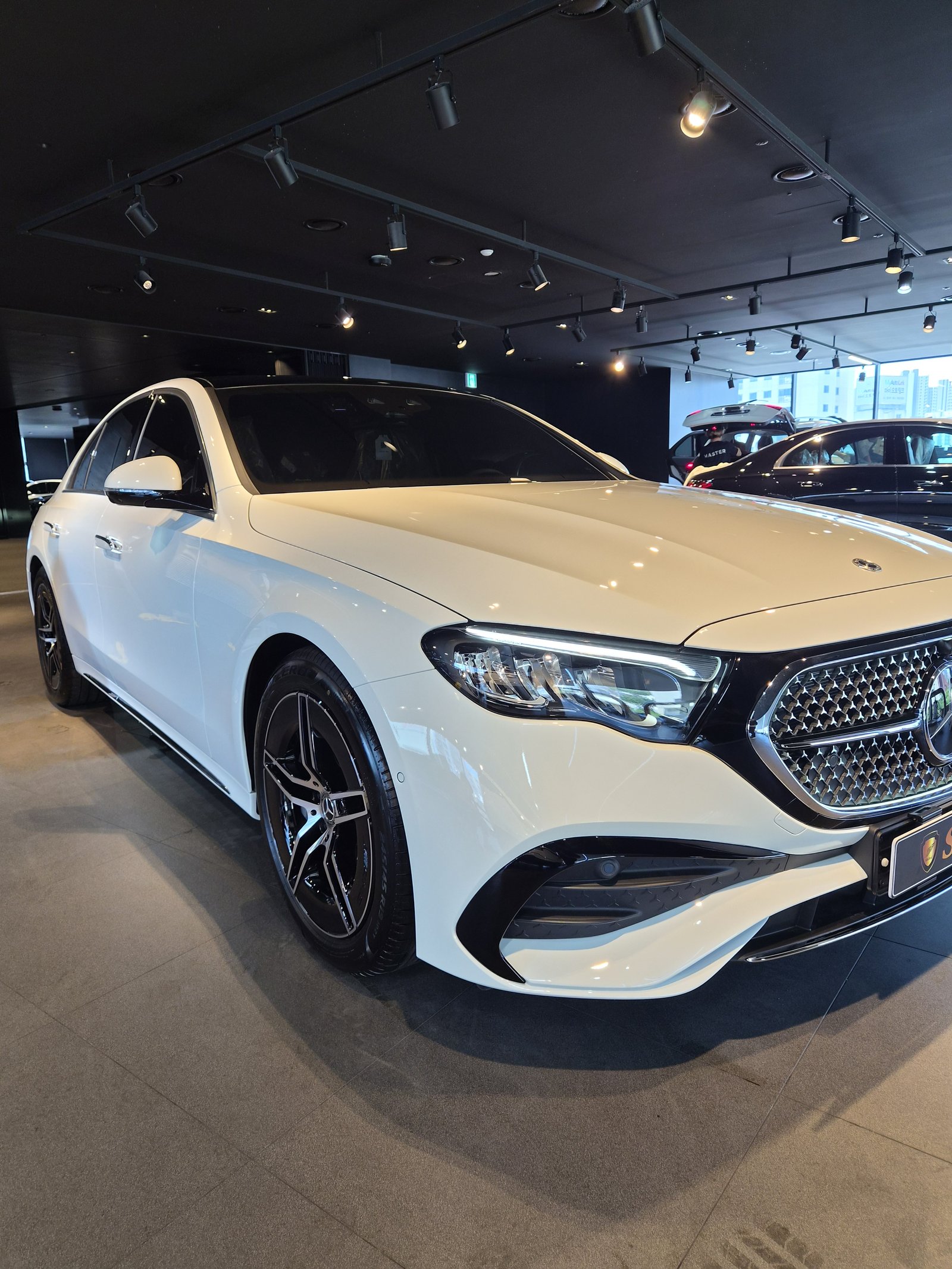 벤츠 E200 백색 신차 전측면 - 부산 신차 유리막코팅