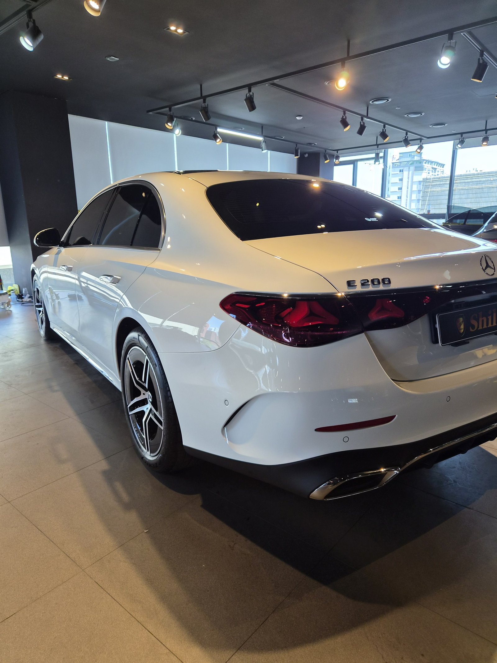 벤츠 E200 백색 신차 후측면 클로즈업 - 부산 신차 유리막코팅