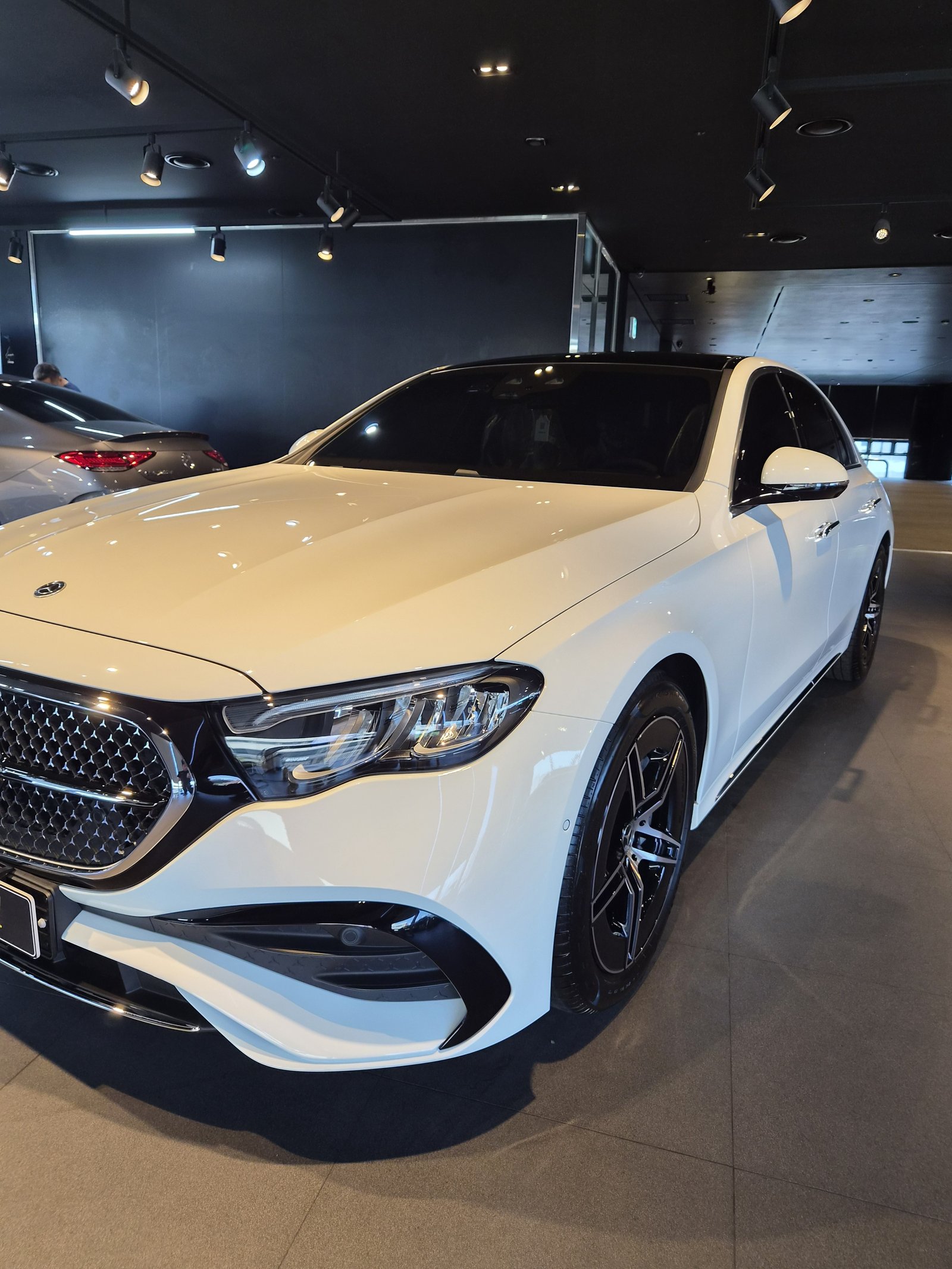 벤츠 E200 백색 신차 전측면 - 부산 신차 유리막코팅