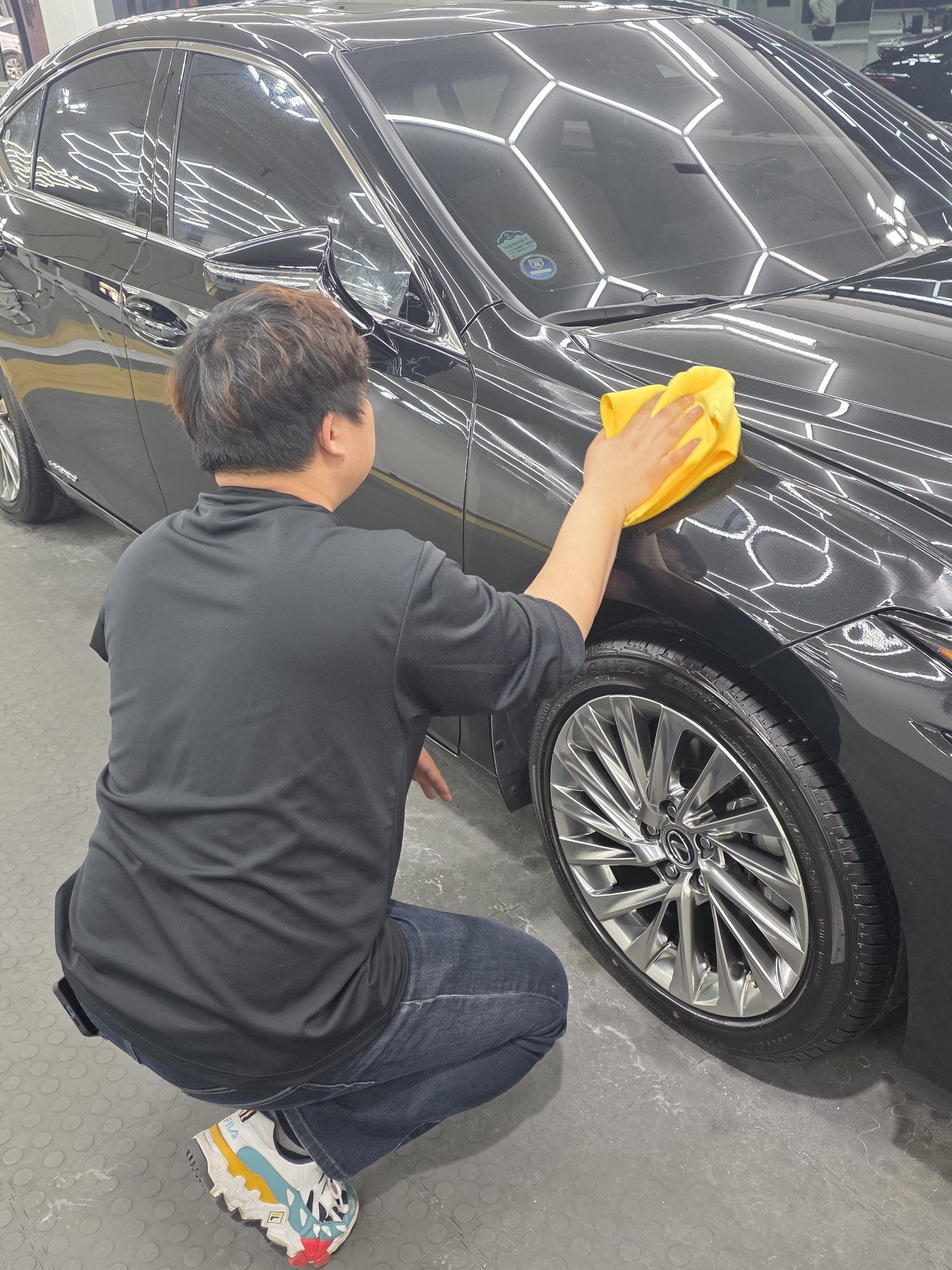 렉서스 ES300h 펜더 마감 작업 - 손으로 직접 마무리하는 모습