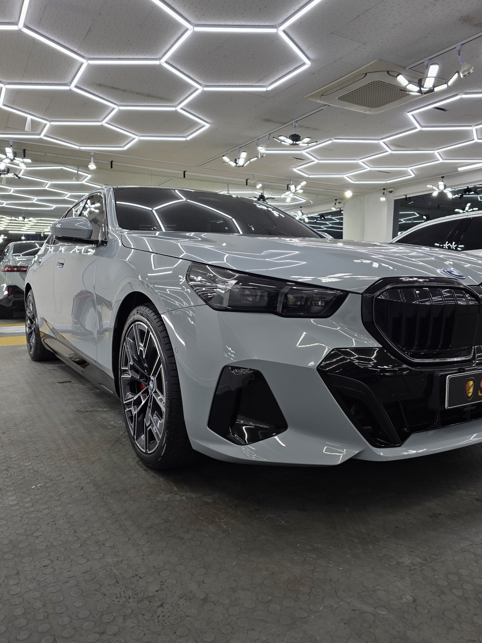BMW i5 화이트 전측면 글로시 - 부산 신차 유리막코팅