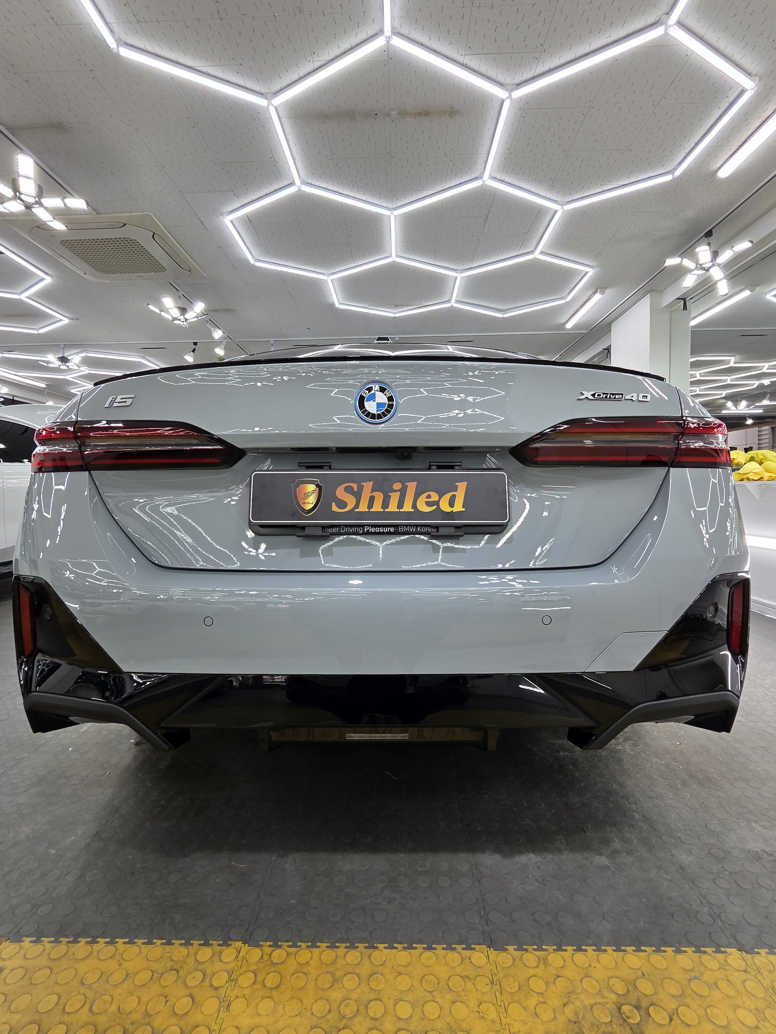 BMW i5 화이트 신차 후면 - 부산 신차 유리막코팅