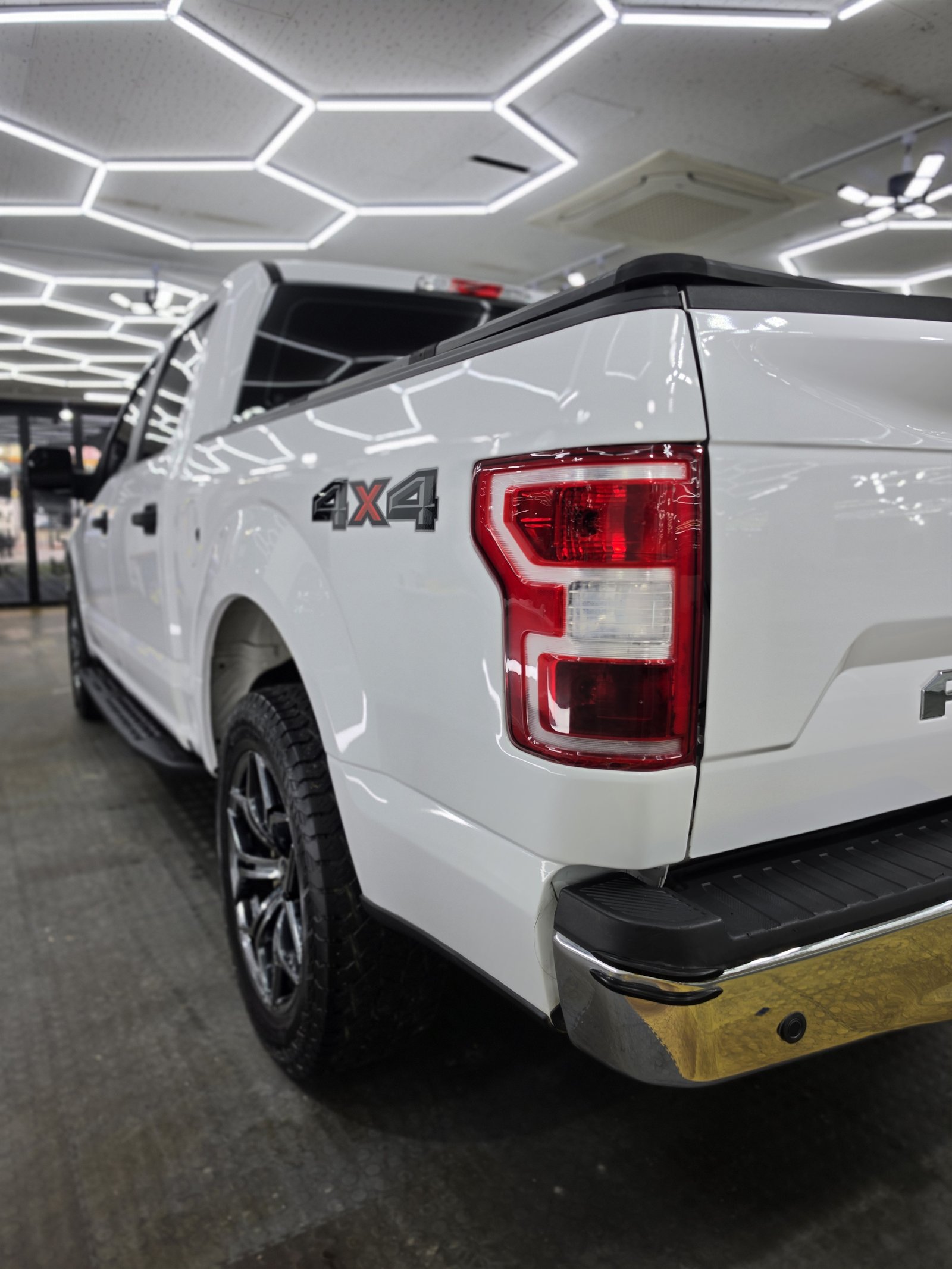 포드 F150 적재함 4X4 레터링 페인트 날림 제거 후