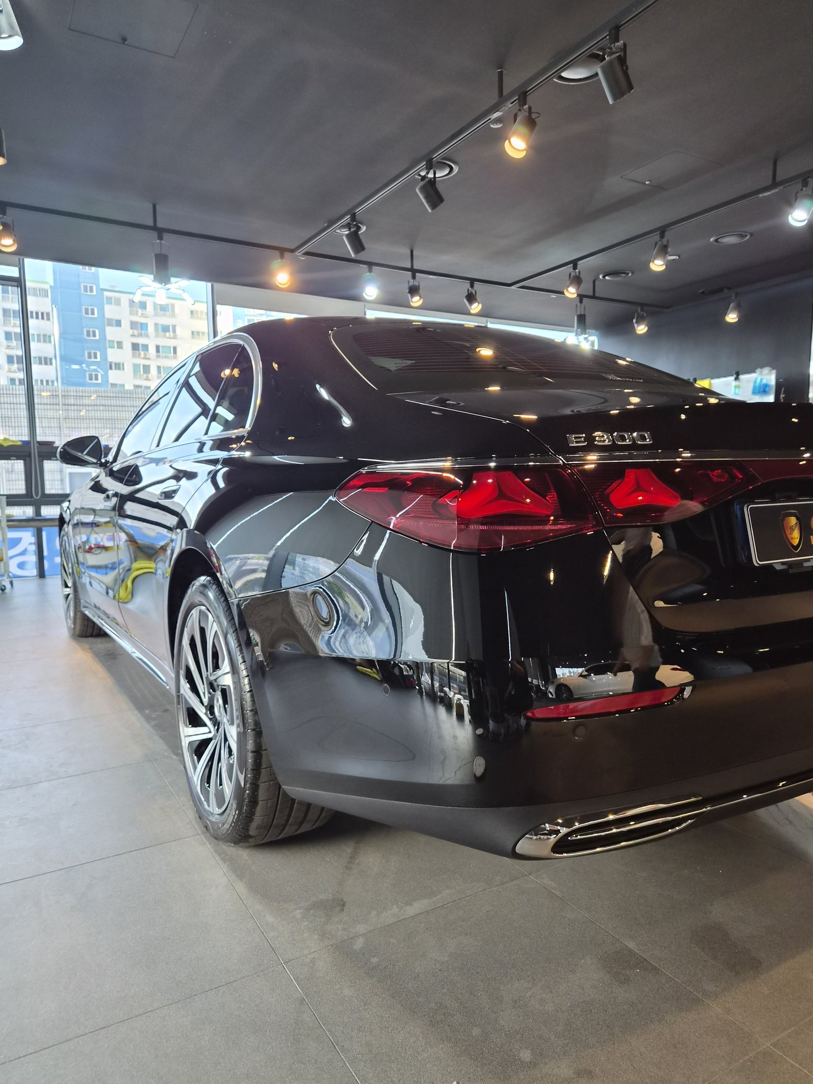 벤츠 E300 검정 신차 후측면 클로즈업 - 부산 신차 유리막코팅