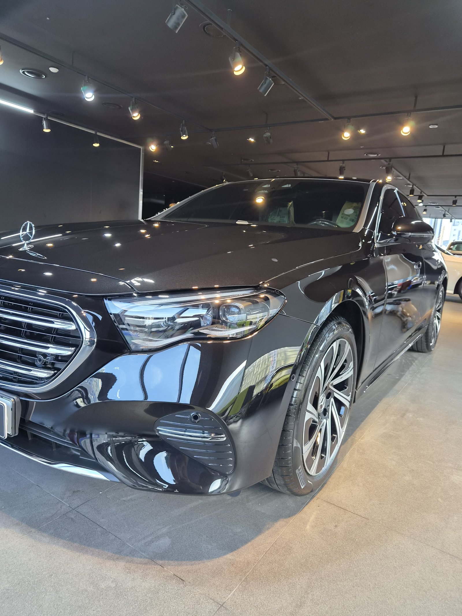 벤츠 E300 검정 신차 전측면 - 부산 벤츠 유리막코팅