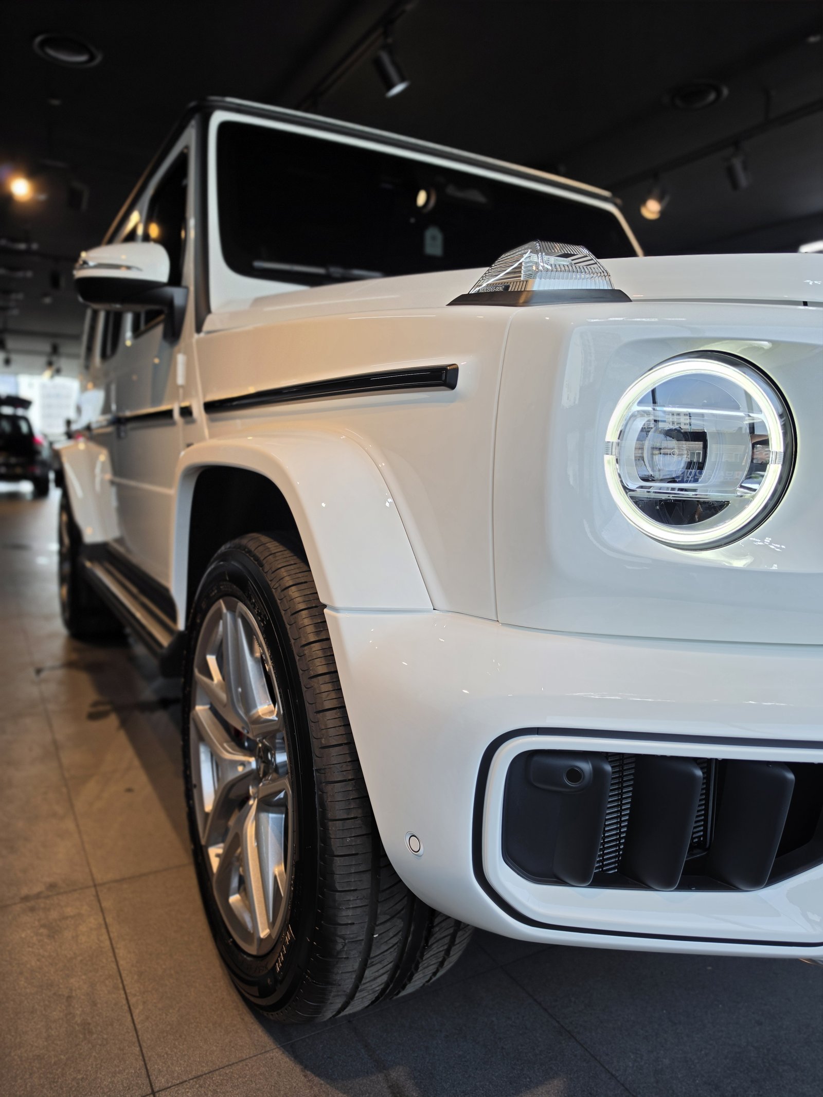 벤츠 G63 AMG 백색 전측면 - 부산 신차 유리막코팅