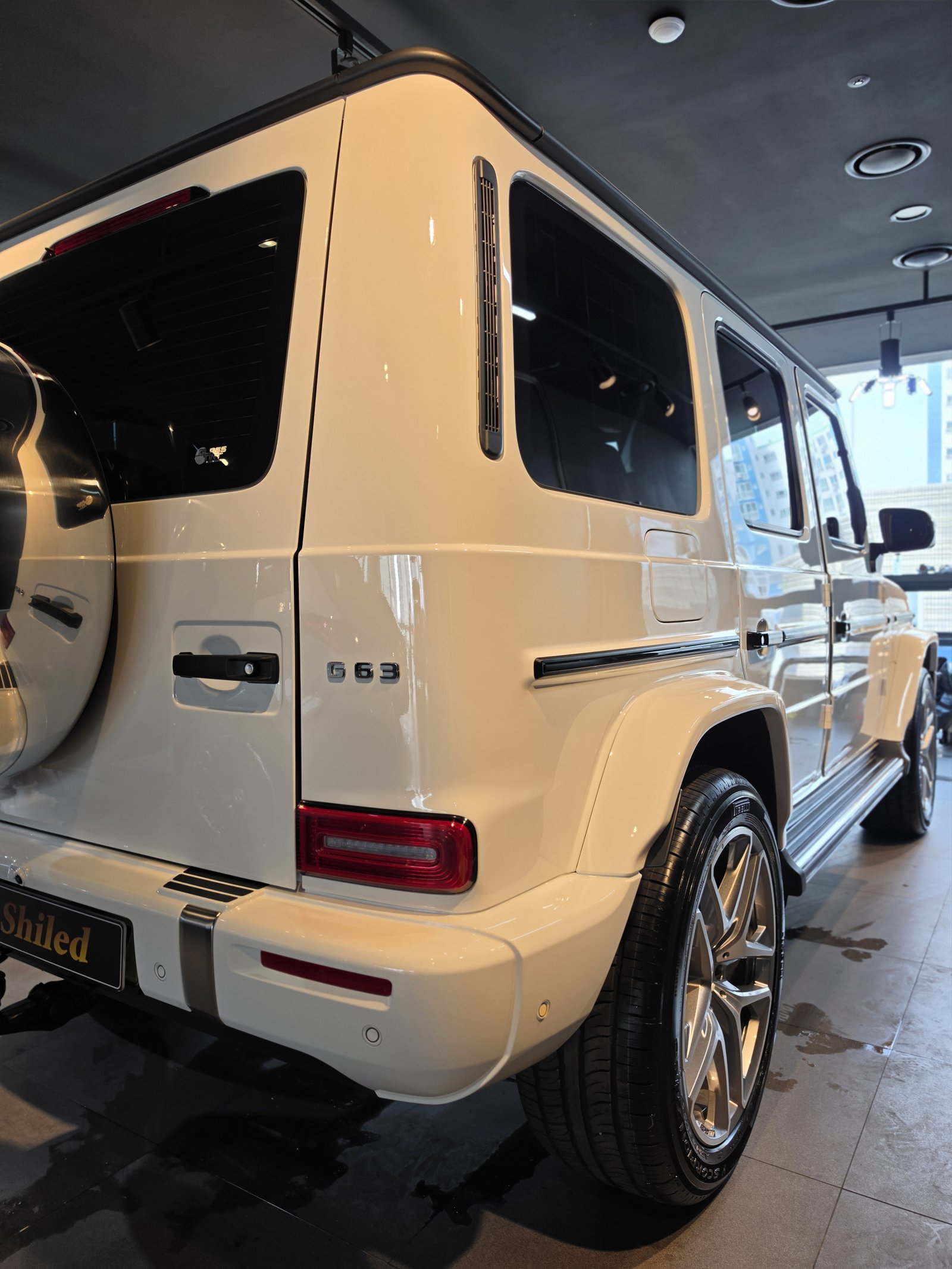 벤츠 G63 AMG 백색 신차 후측면 - 부산 벤츠 유리막코팅