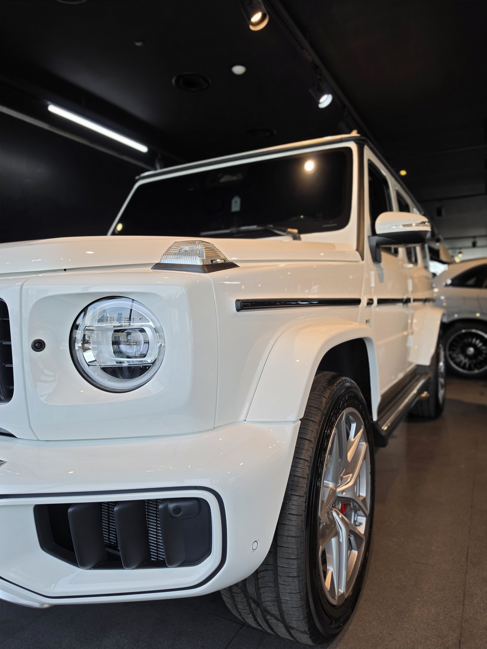 벤츠 G63 AMG 백색 신차 전측면 헤드라이트 - 부산 벤츠 유리막코팅