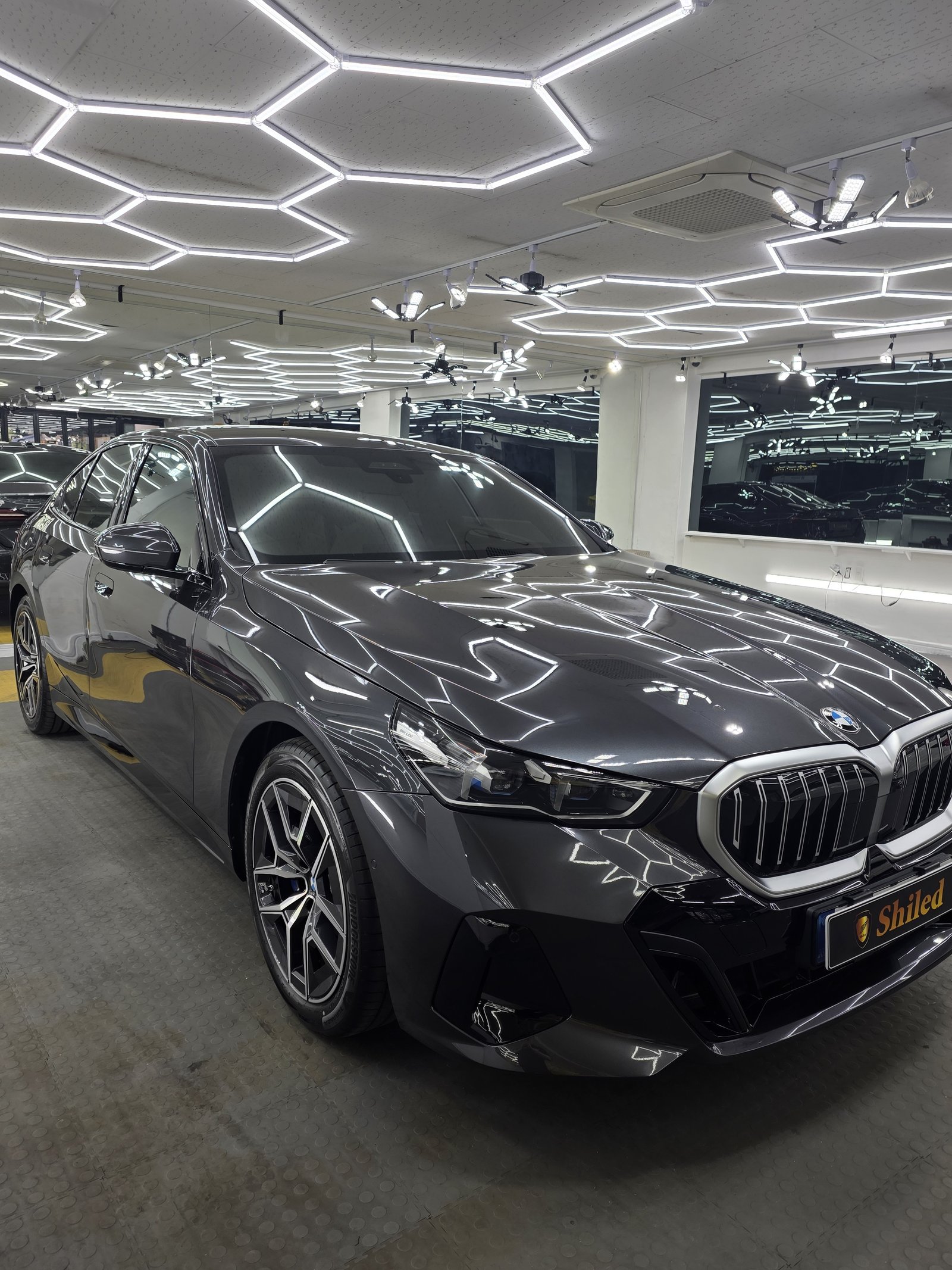 BMW 520i 다크그레이 전측면 - 부산 신차 유리막코팅