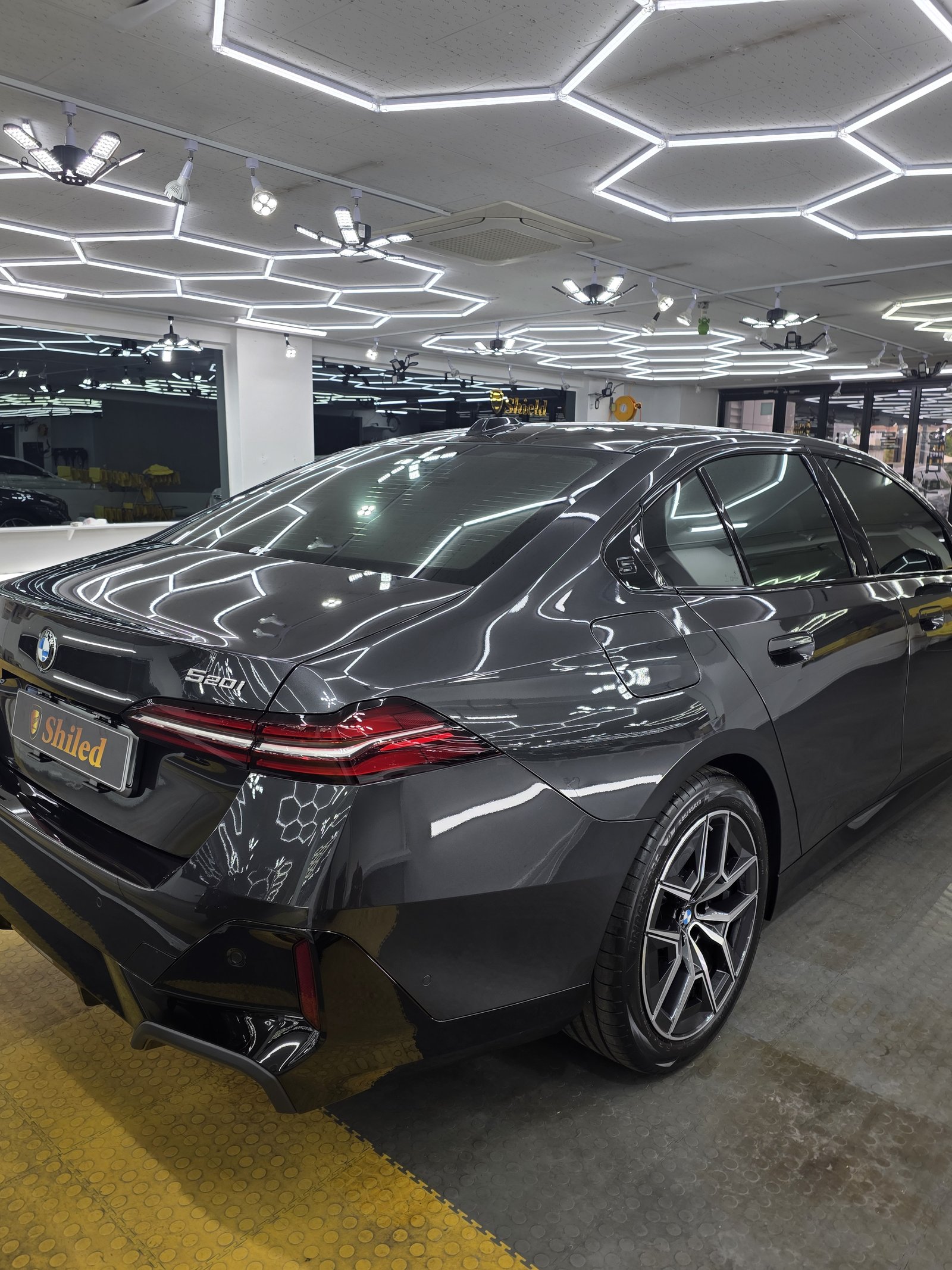 BMW 520i 다크그레이 신차 후측면 - 부산 신차 유리막코팅