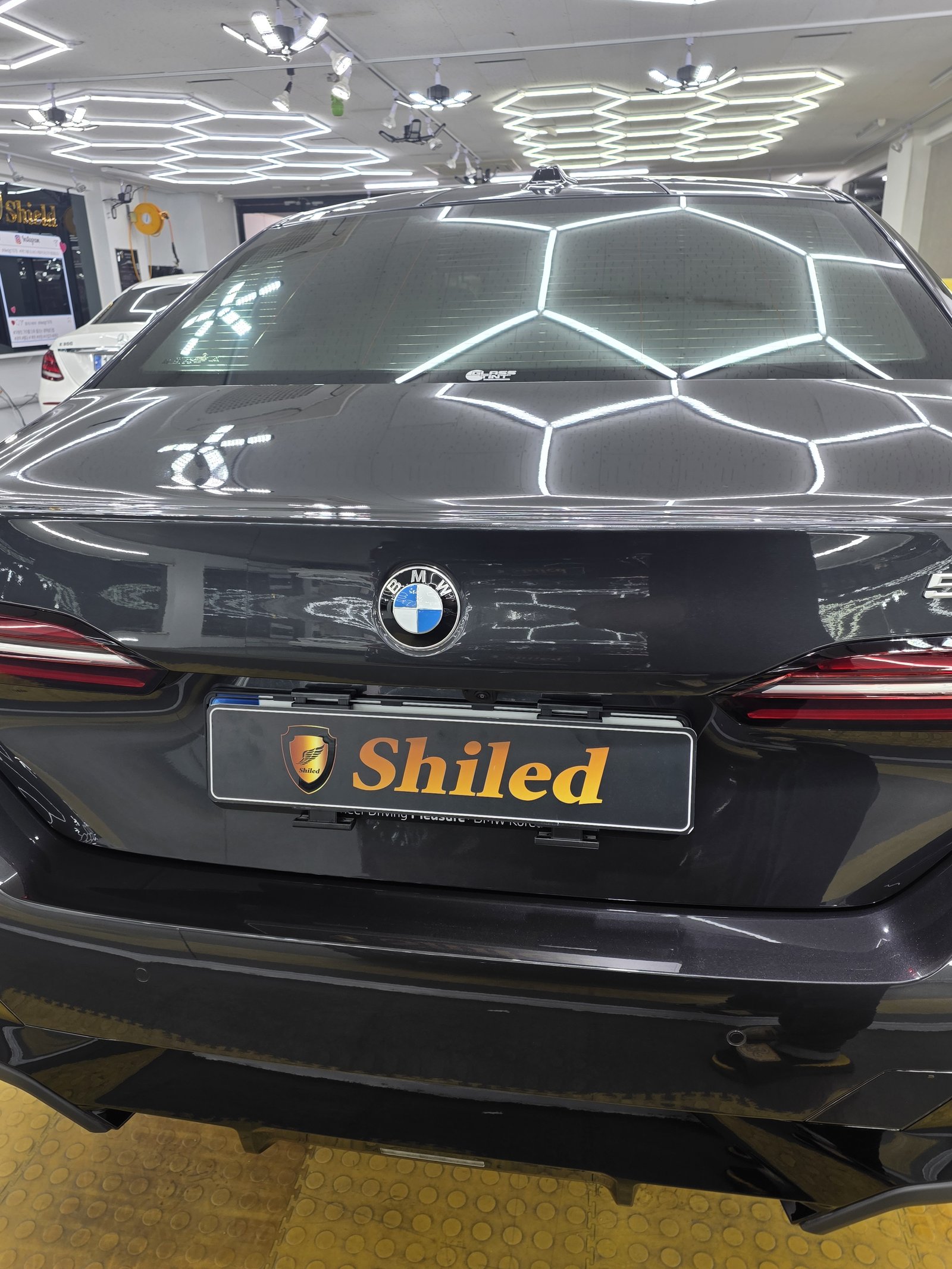 BMW 520i 다크그레이 신차 후면 - 부산 신차 유리막코팅