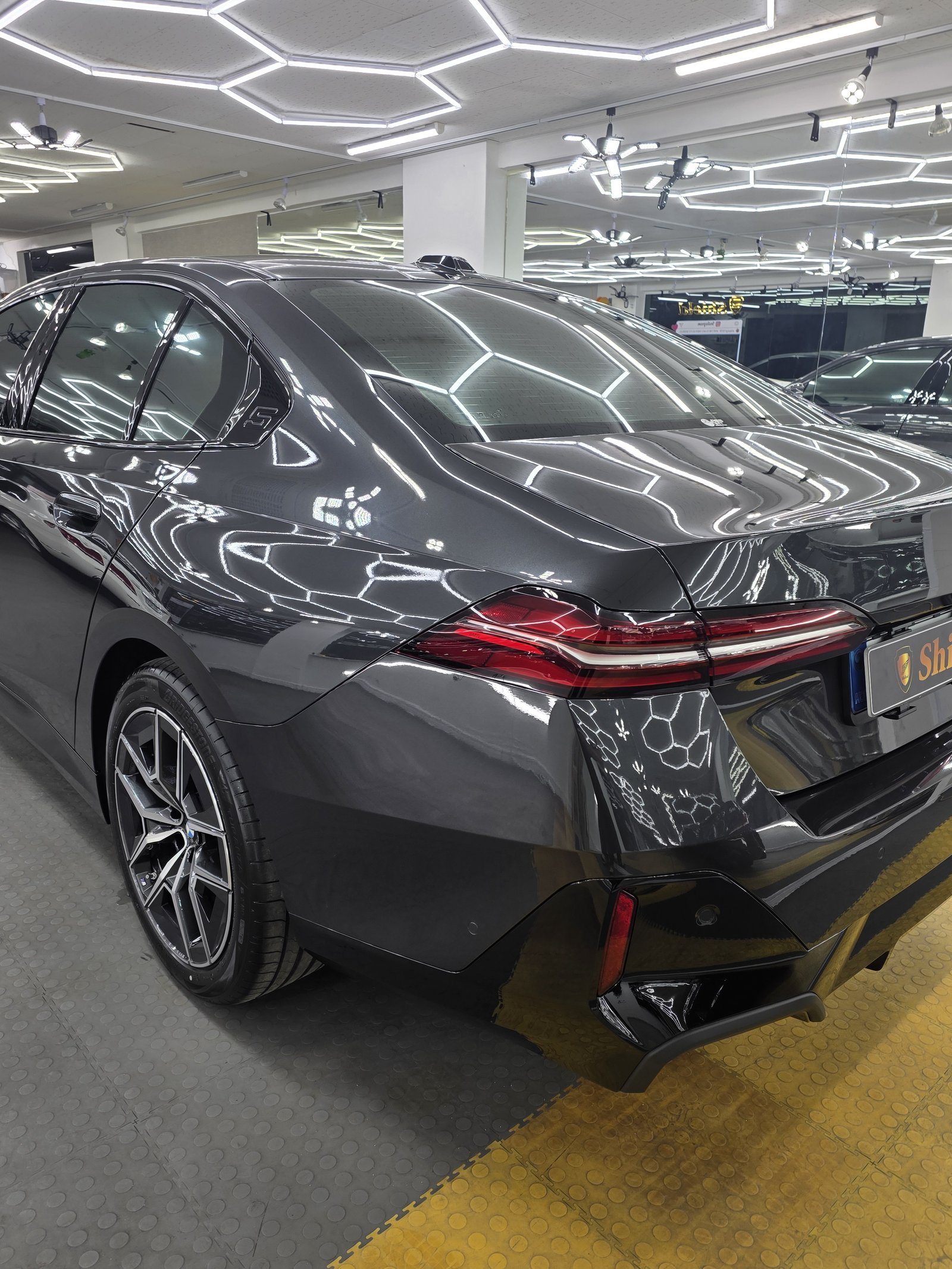 BMW 520i 다크그레이 신차 전측면 그릴 - 부산 신차 유리막코팅