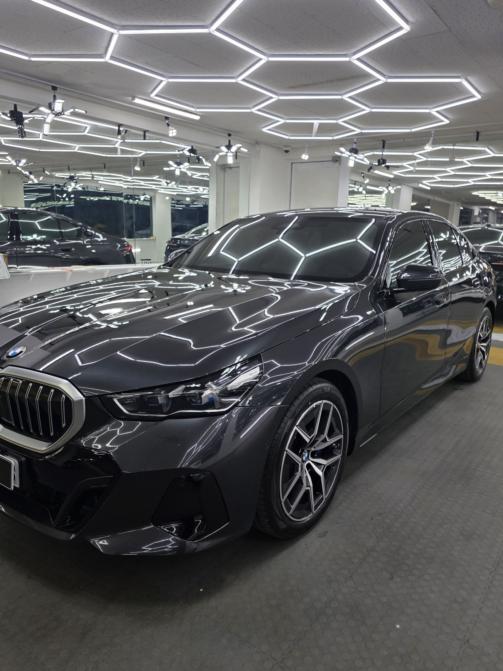 BMW 520i 다크그레이 신차 후측면 클로즈업 - 부산 신차 유리막코팅