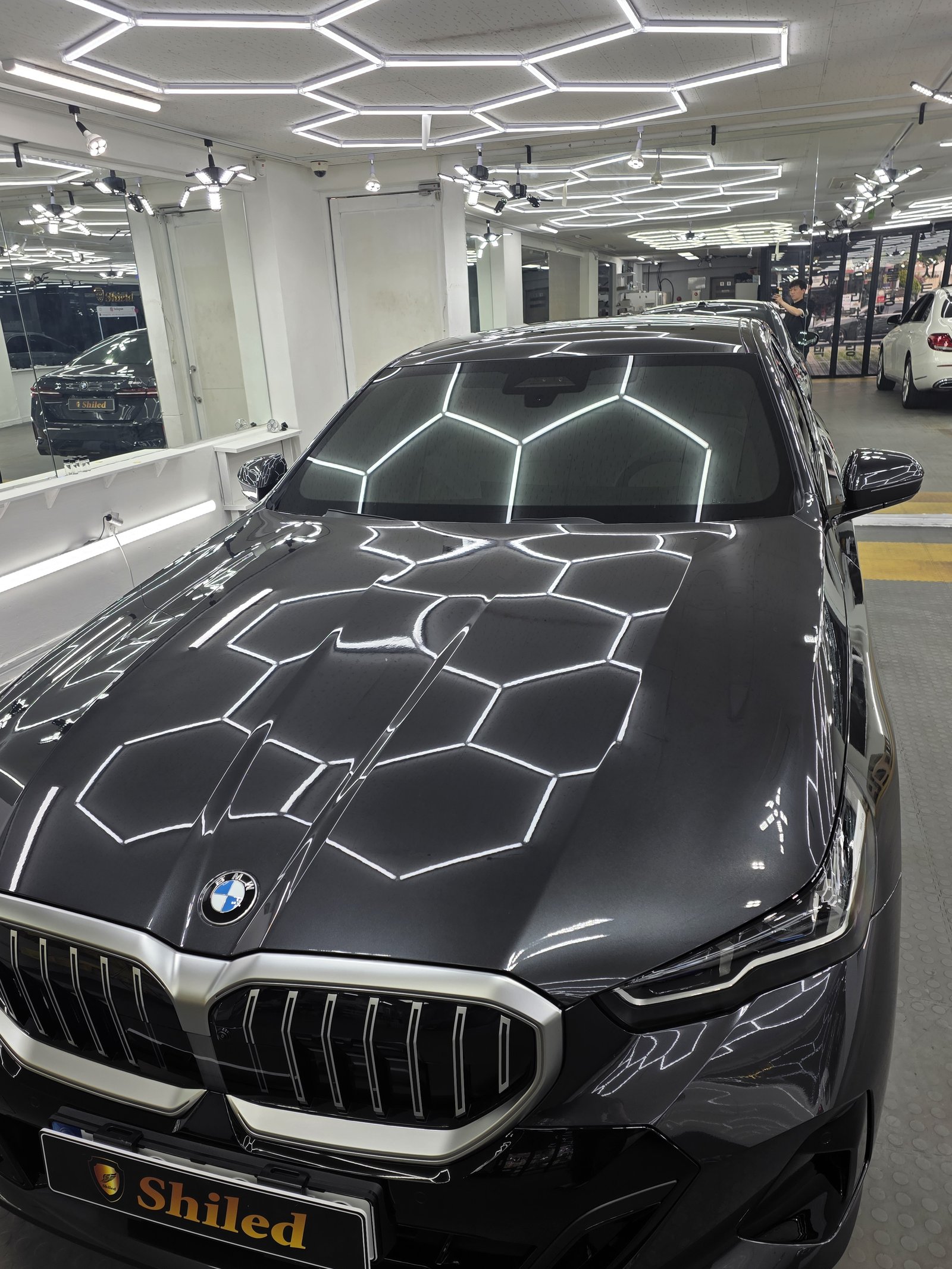 BMW 520i 다크그레이 신차 전측면 헤드라이트 - 부산 신차 유리막코팅
