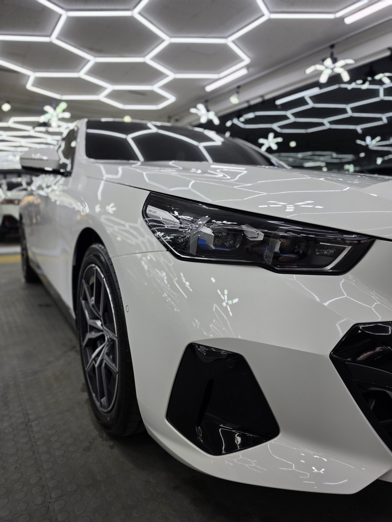 BMW 530i 백색 전측면 - 부산 신차 유리막코팅