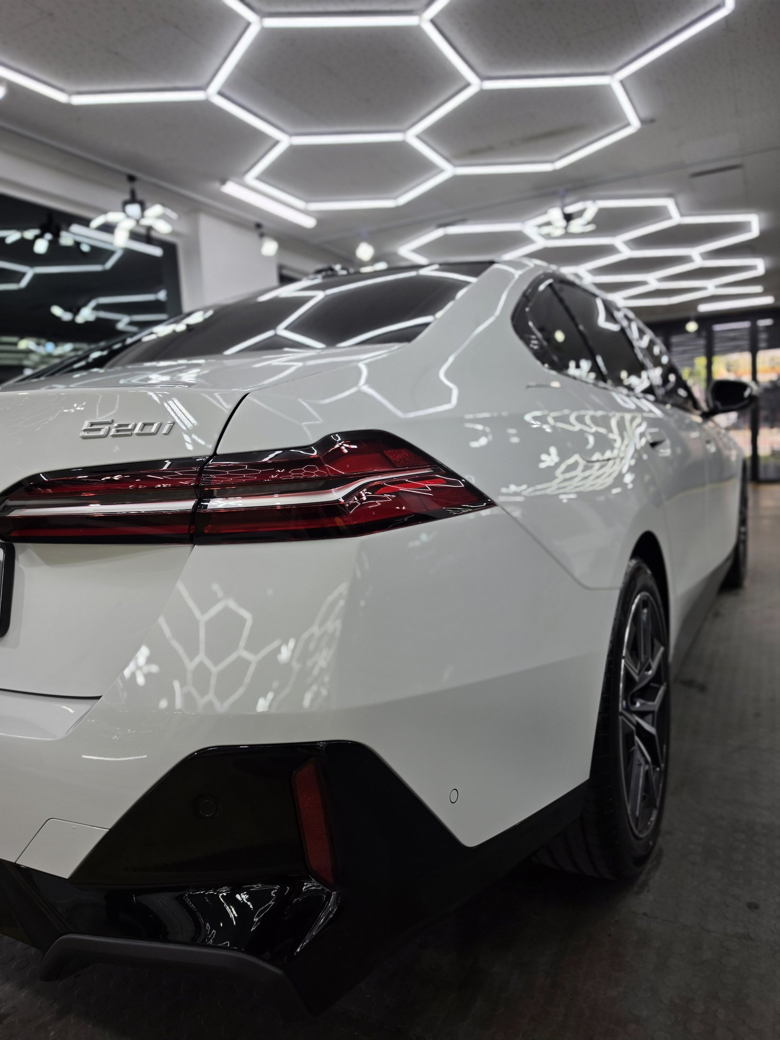 BMW 530i 백색 신차 후측면 - 부산 신차 유리막코팅