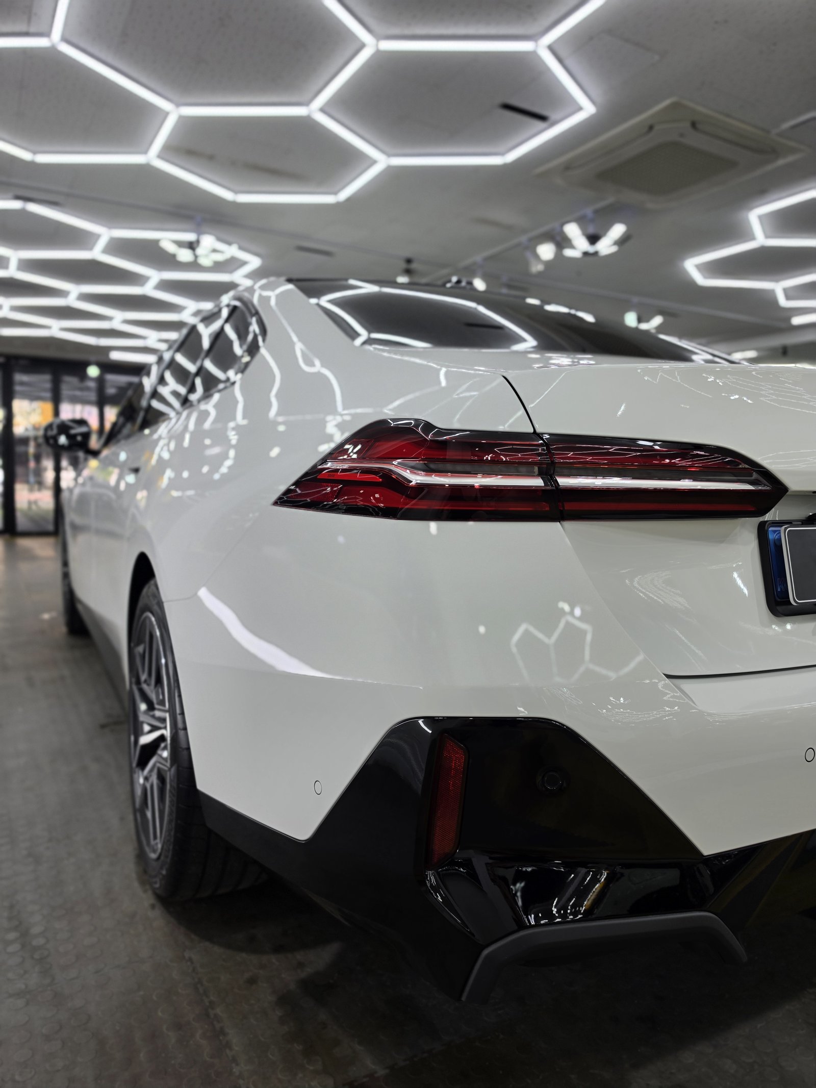 BMW 530i 백색 신차 전측면 헤드라이트 - 부산 신차 유리막코팅