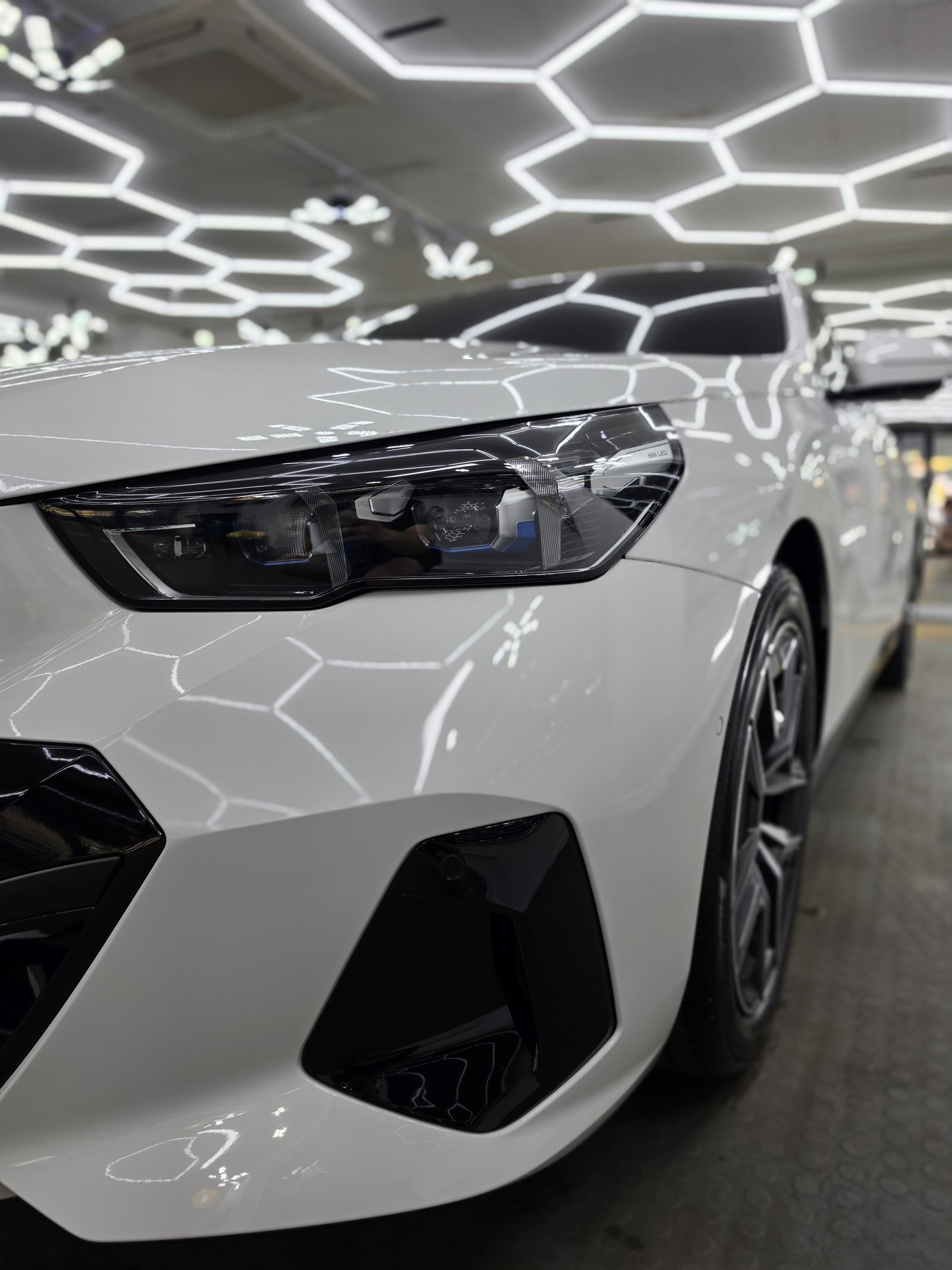 BMW 530i 백색 신차 전측면 - 부산 신차 유리막코팅