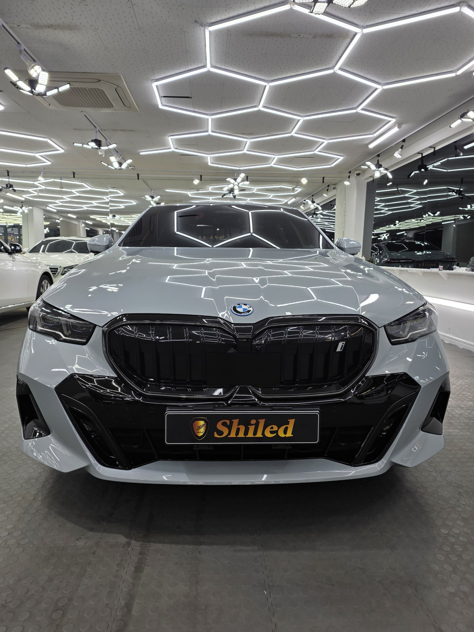 BMW i5 화이트 전면 그릴 - 부산 신차 유리막코팅