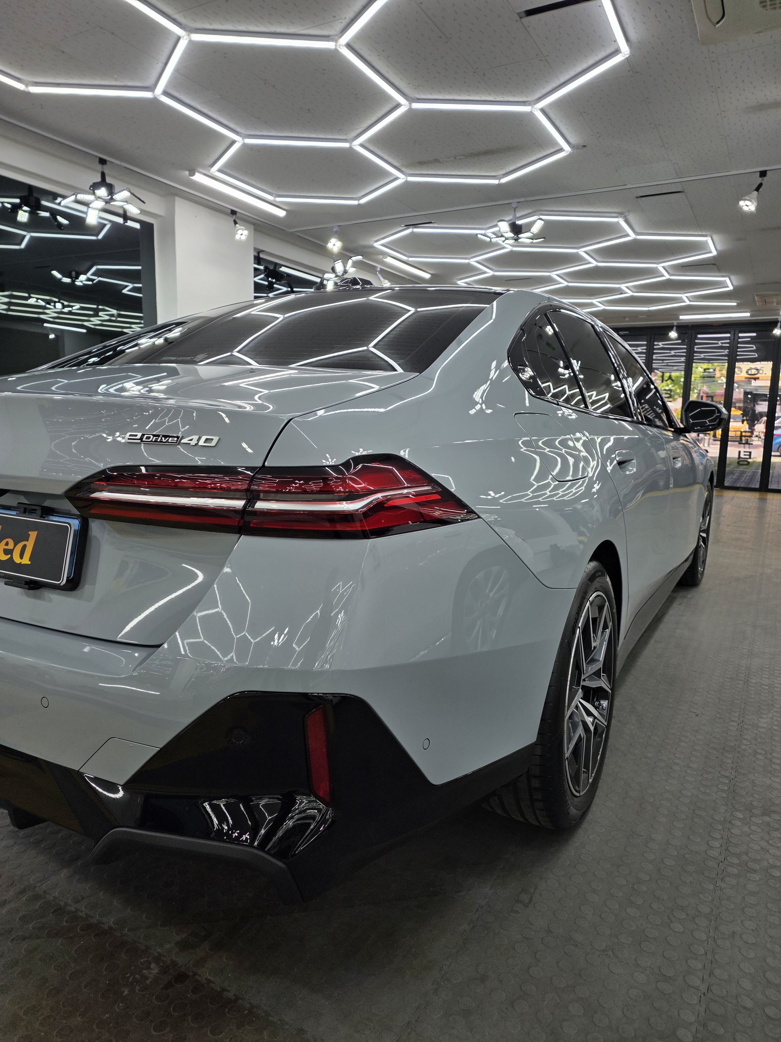 BMW i5 화이트 후측면 - 부산 전기차 유리막코팅