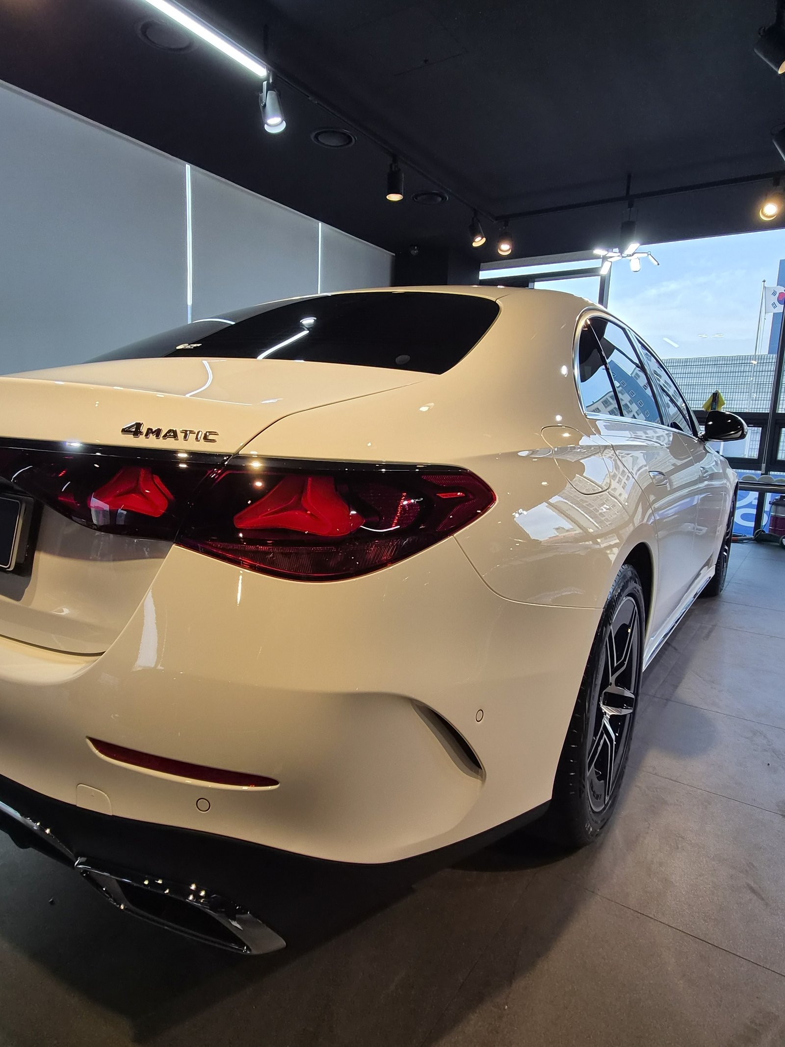 벤츠 E300 4매틱 백색 후측면 - 부산 벤츠 유리막코팅