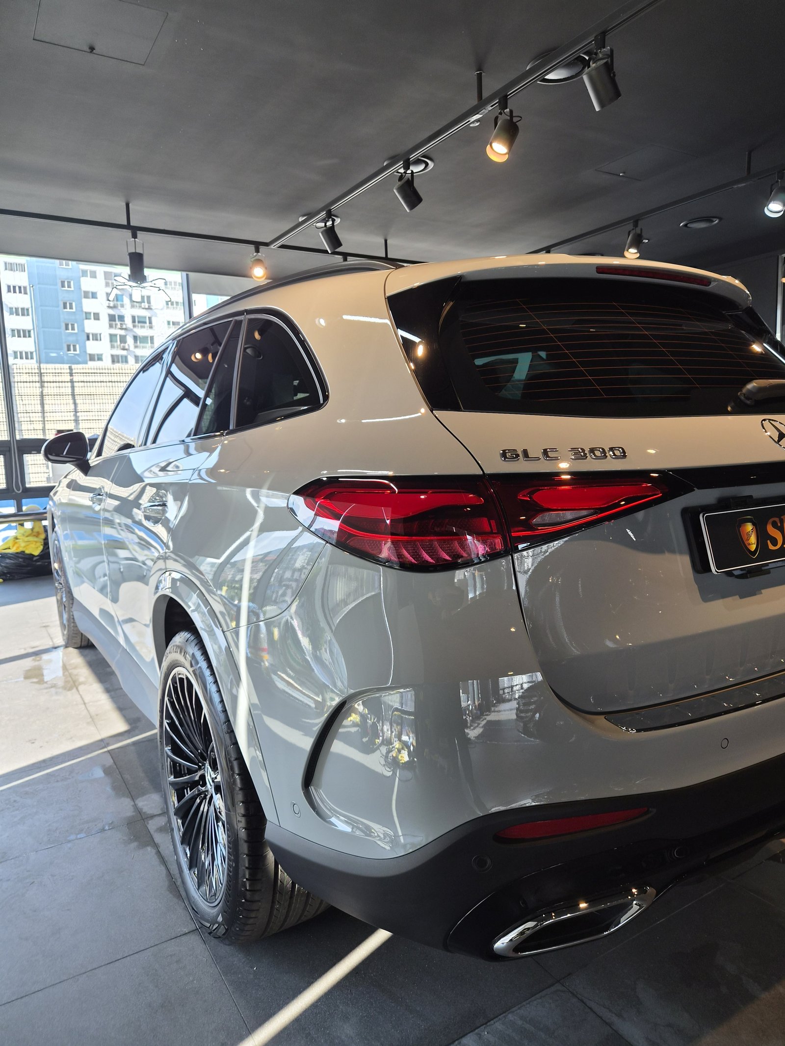 벤츠 GLC300 백색 신차 후측면 다른 각도 - 부산 신차 유리막코팅