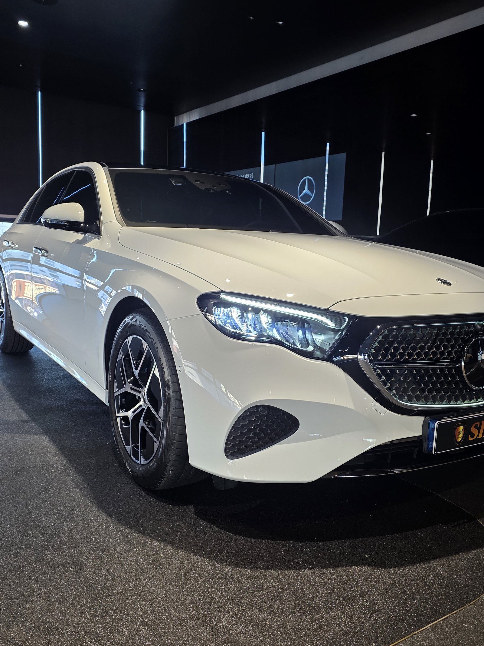 벤츠 E300 백색 신차 전측면 주간 - 부산 신차 유리막코팅