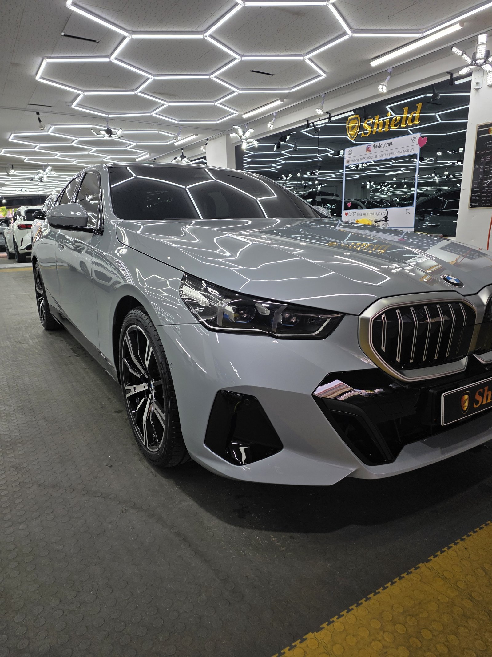 BMW 530i 백색 전측면 글로시 - 부산 신차 유리막코팅