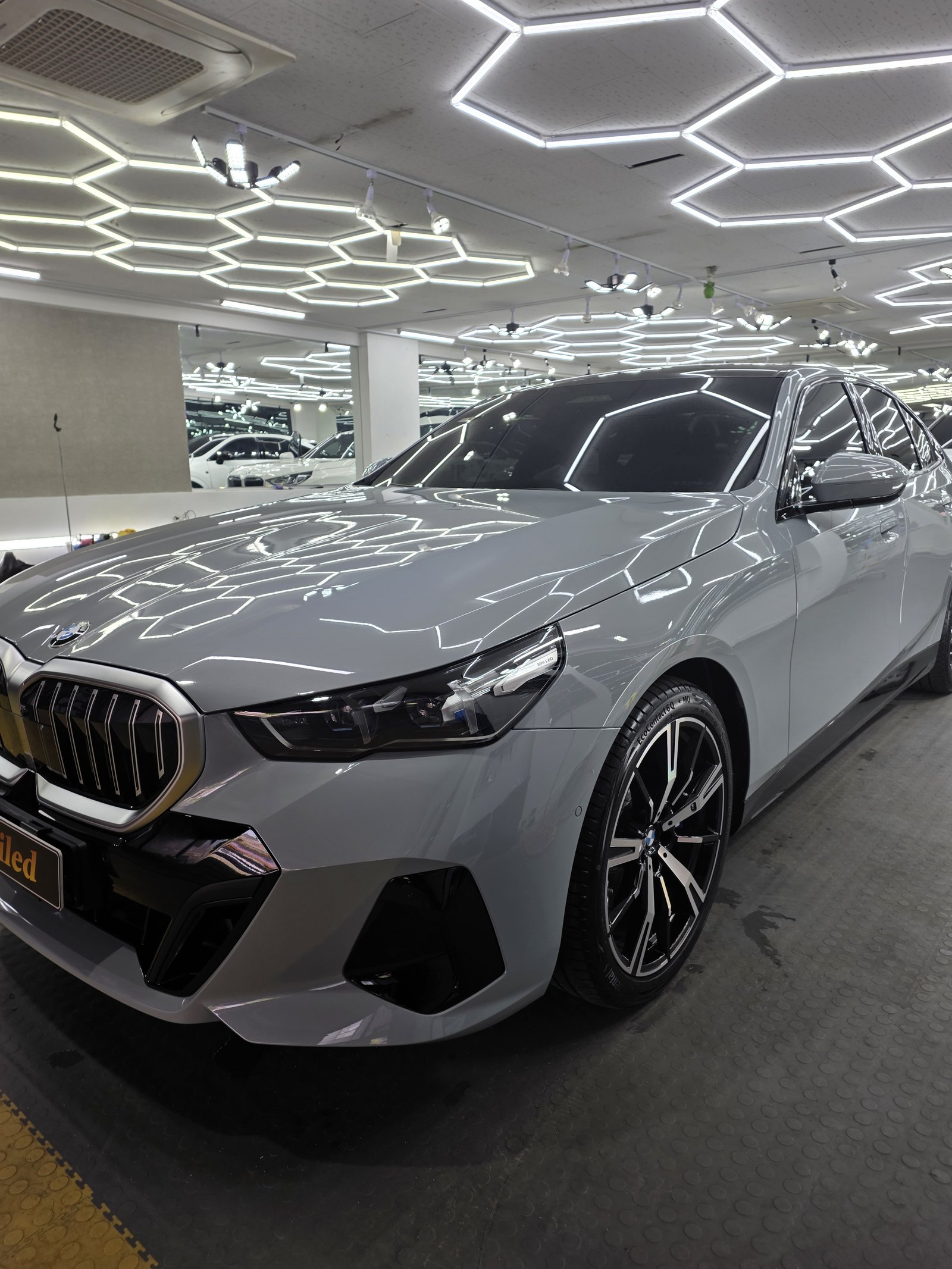 BMW 530i 백색 신차 전측면 다른 각도 - 부산 신차 유리막코팅