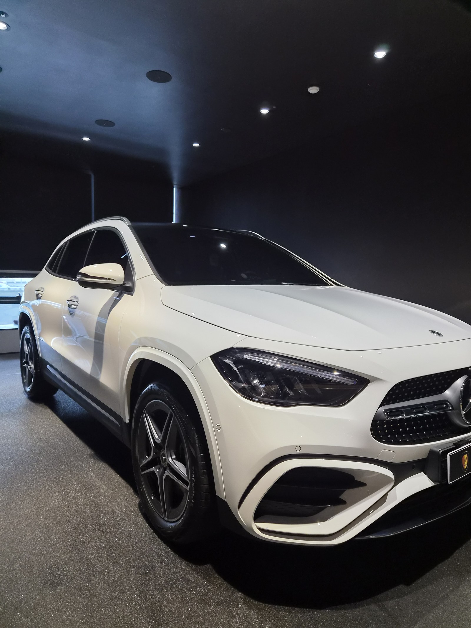 벤츠 GLA250 백색 전측면 글로시 - 부산 벤츠 유리막코팅