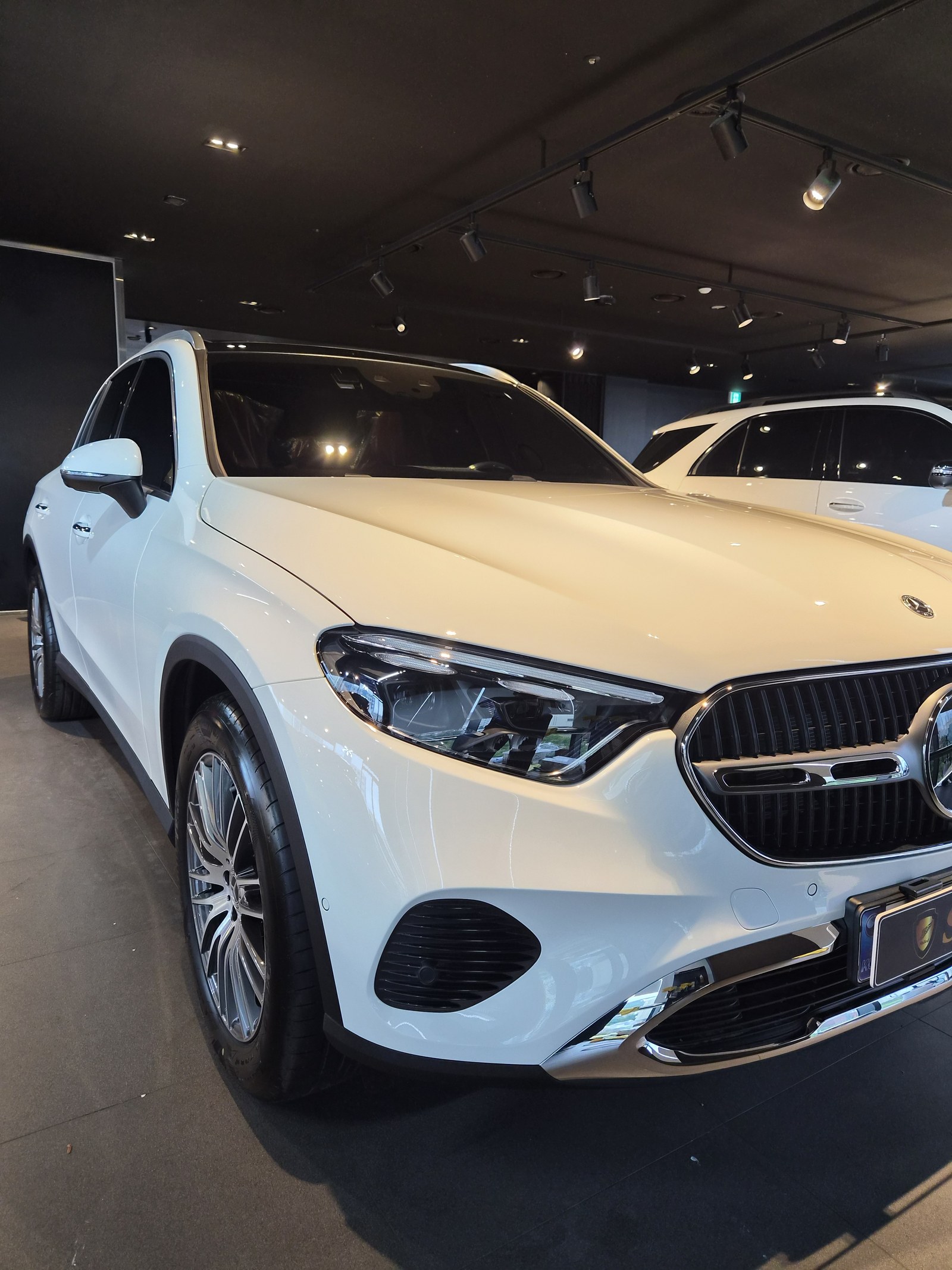 벤츠 GLC300 백색 전측면 글로시 - 부산 벤츠 유리막코팅