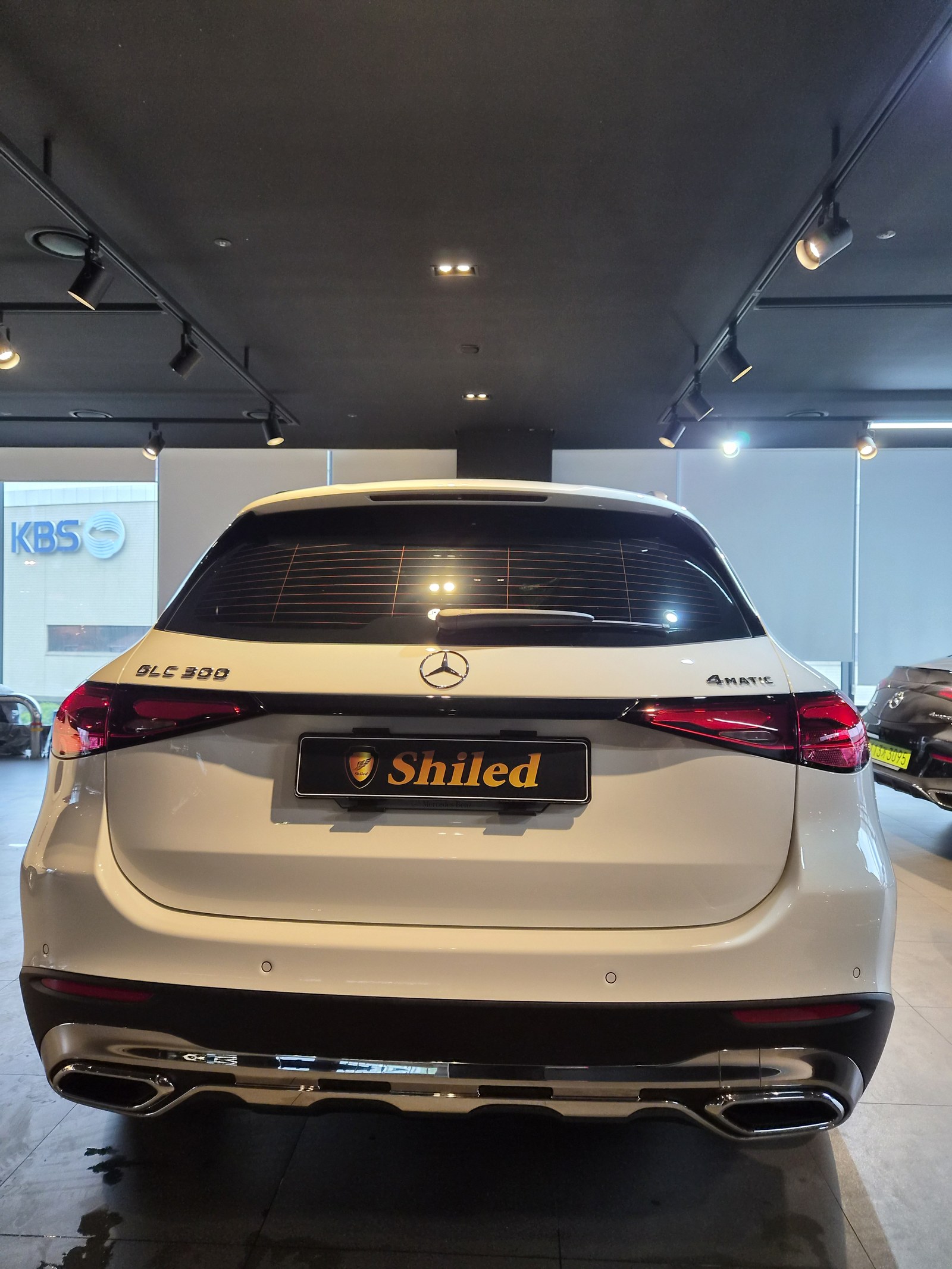 벤츠 GLC300 백색 후측면 - 부산 신차 유리막코팅