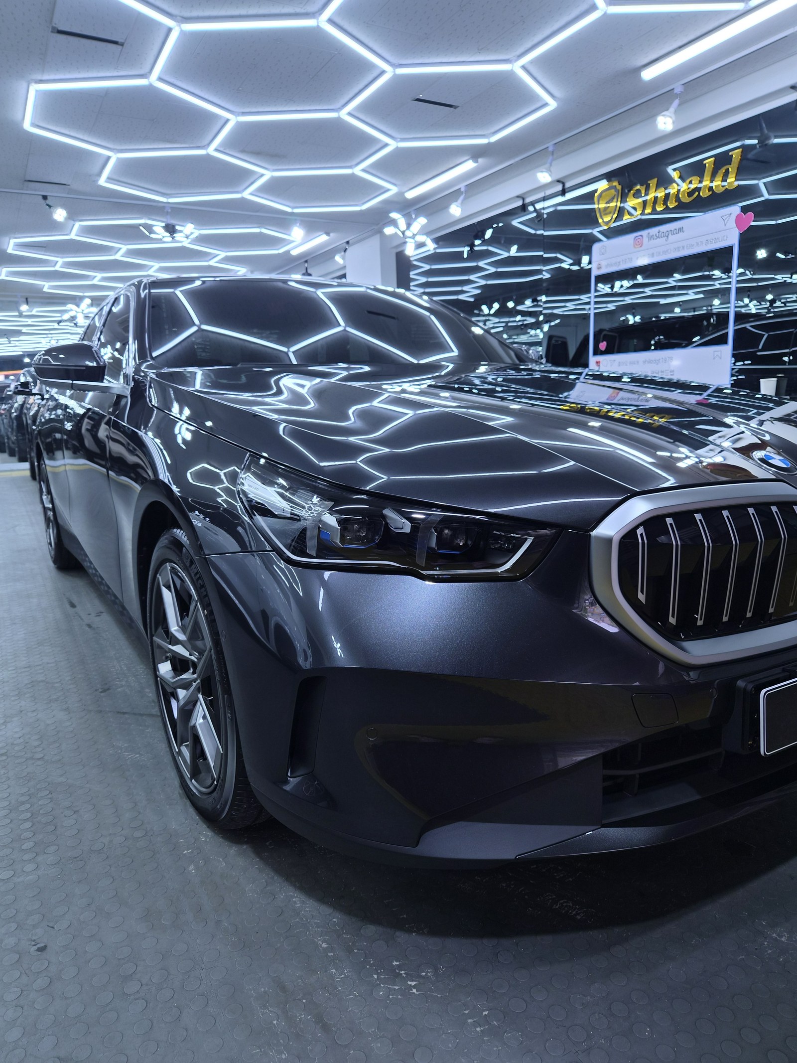 BMW 523d 그레이 전측면 - 부산 신차 유리막코팅