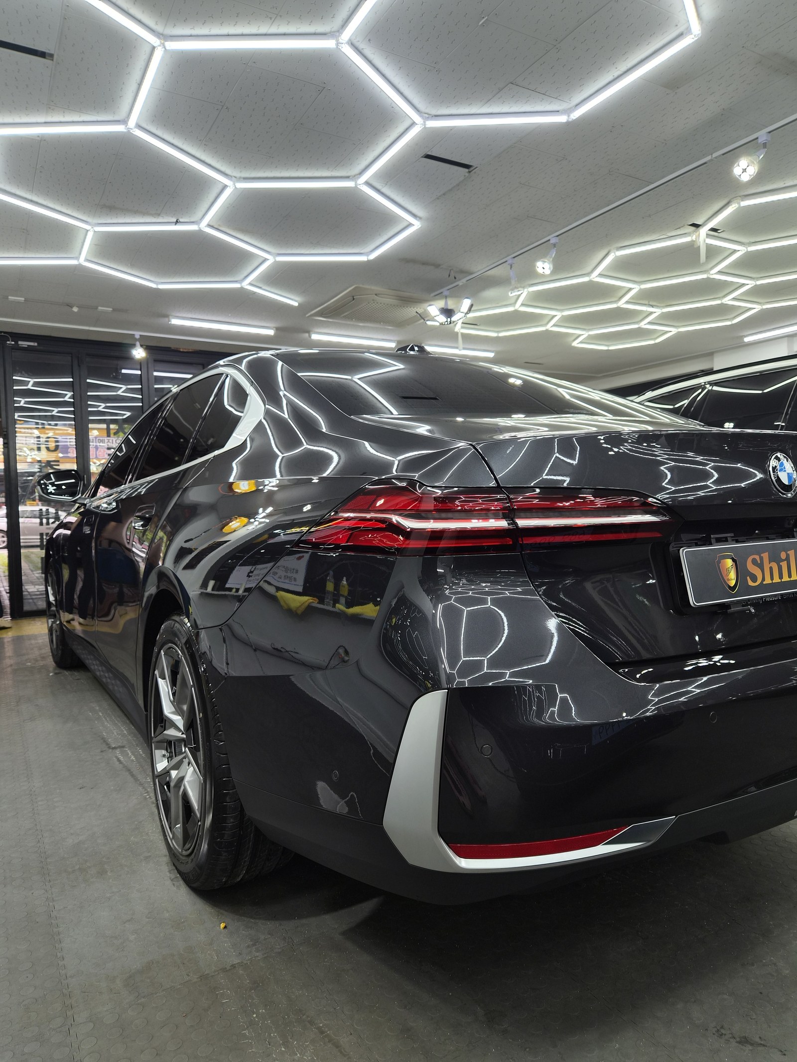 BMW 523d 그레이 정면 재확인 - 부산 신차 유리막코팅