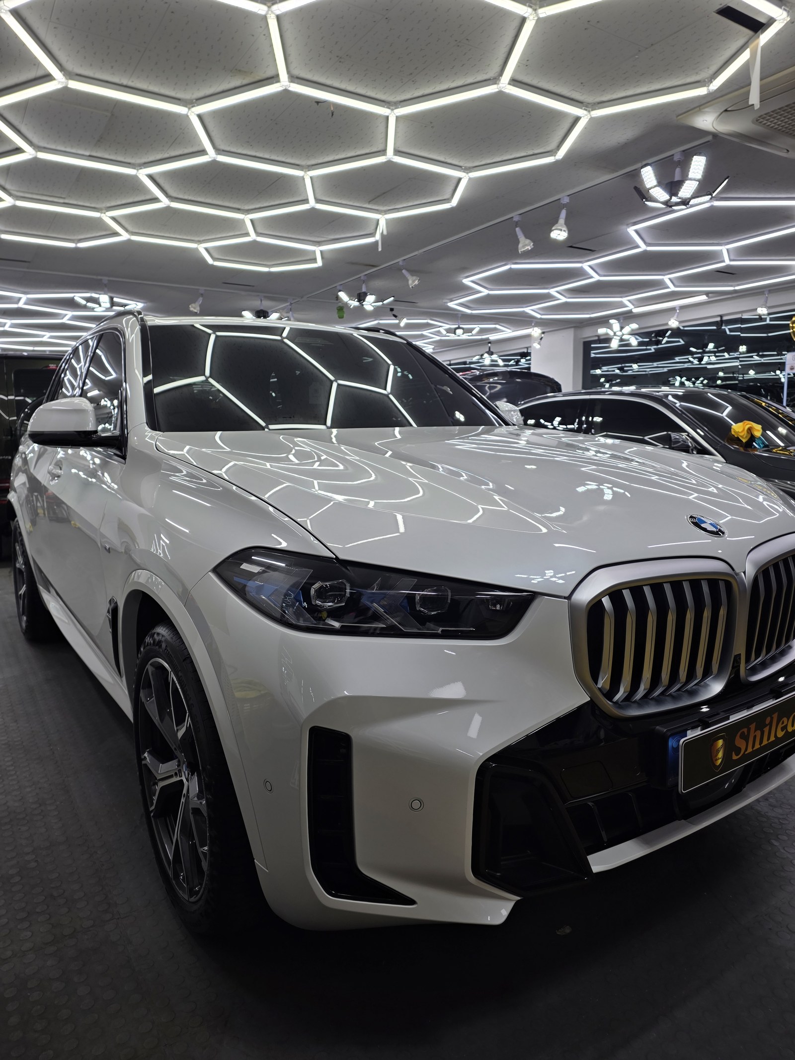 BMW X5 백색 전측면 글로시 - 부산 신차 유리막코팅
