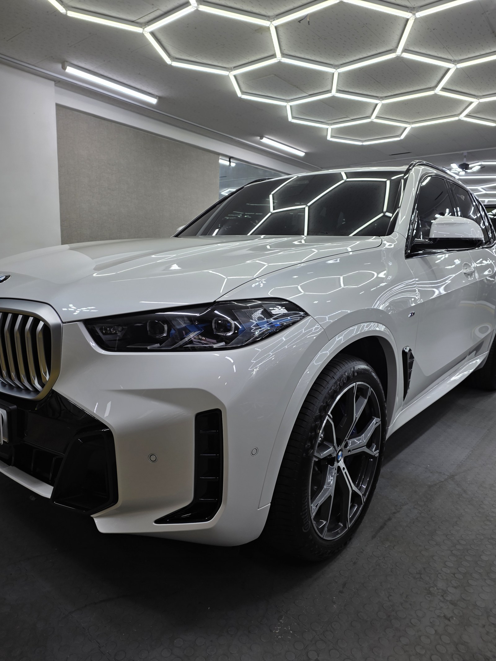 BMW X5 백색 정면 재확인 - 부산 신차 유리막코팅