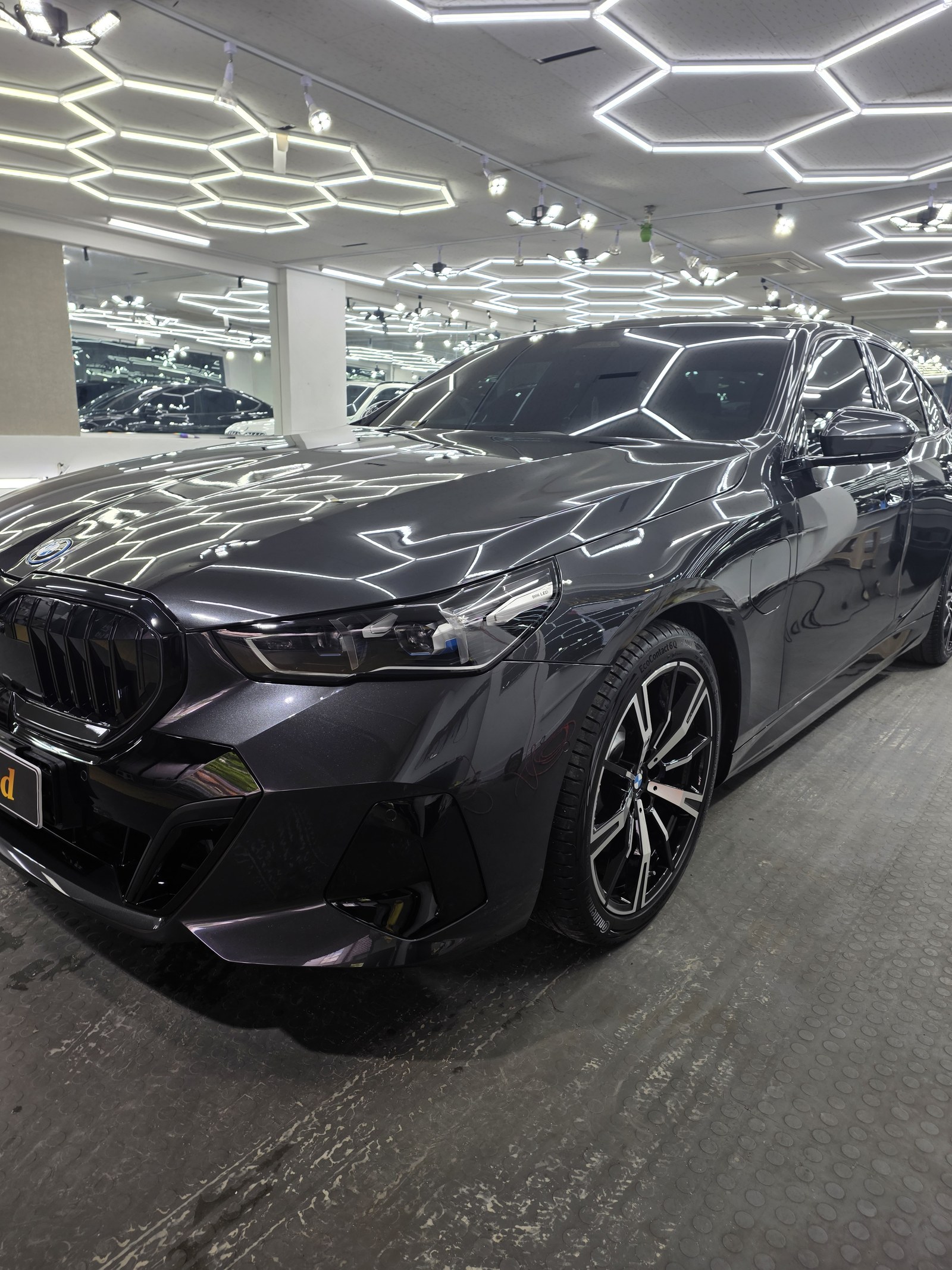 BMW 523e 그레이 전측면 - 부산 신차 유리막코팅