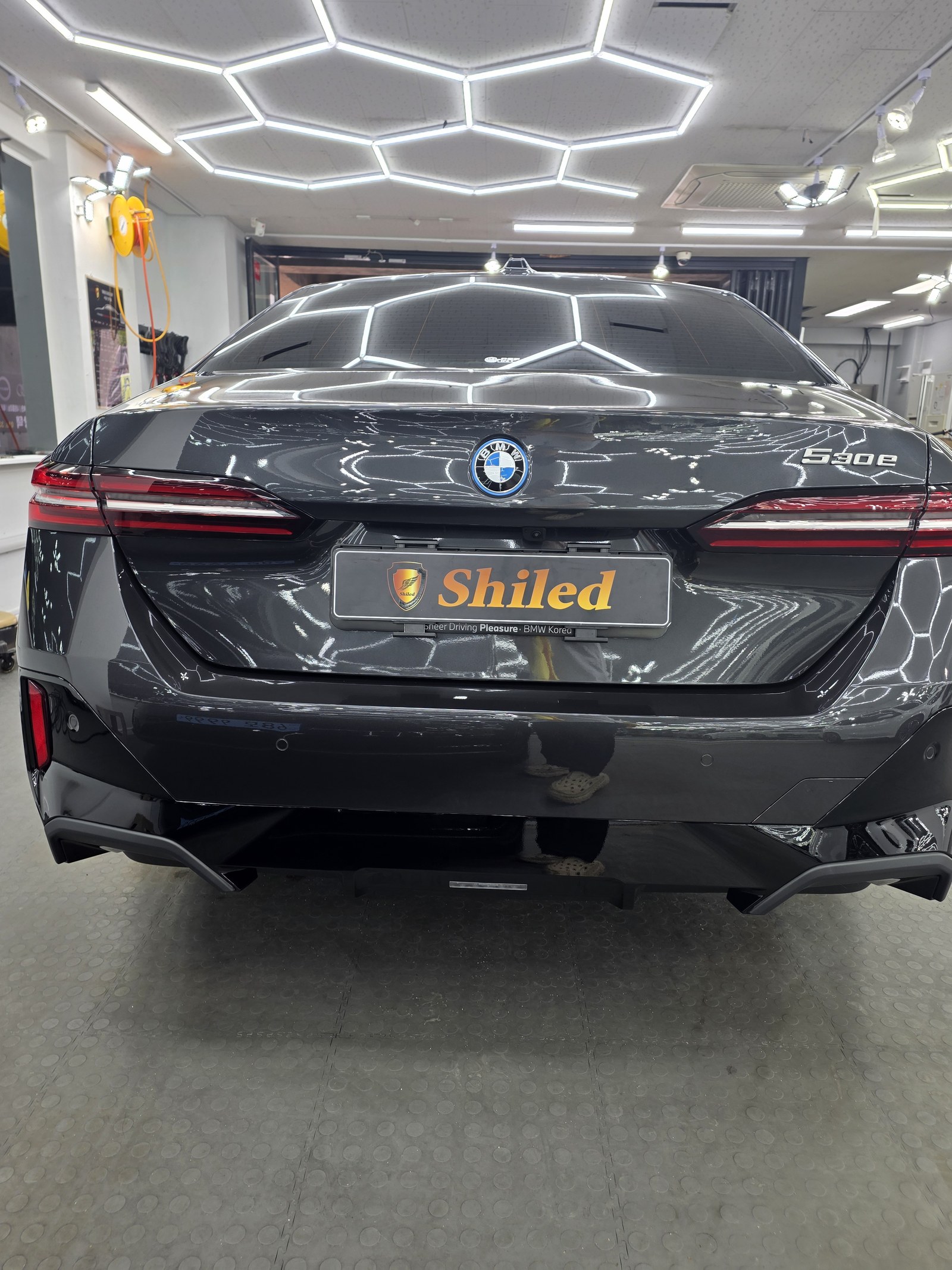 BMW 523e 그레이 후면 - 부산 신차 유리막코팅
