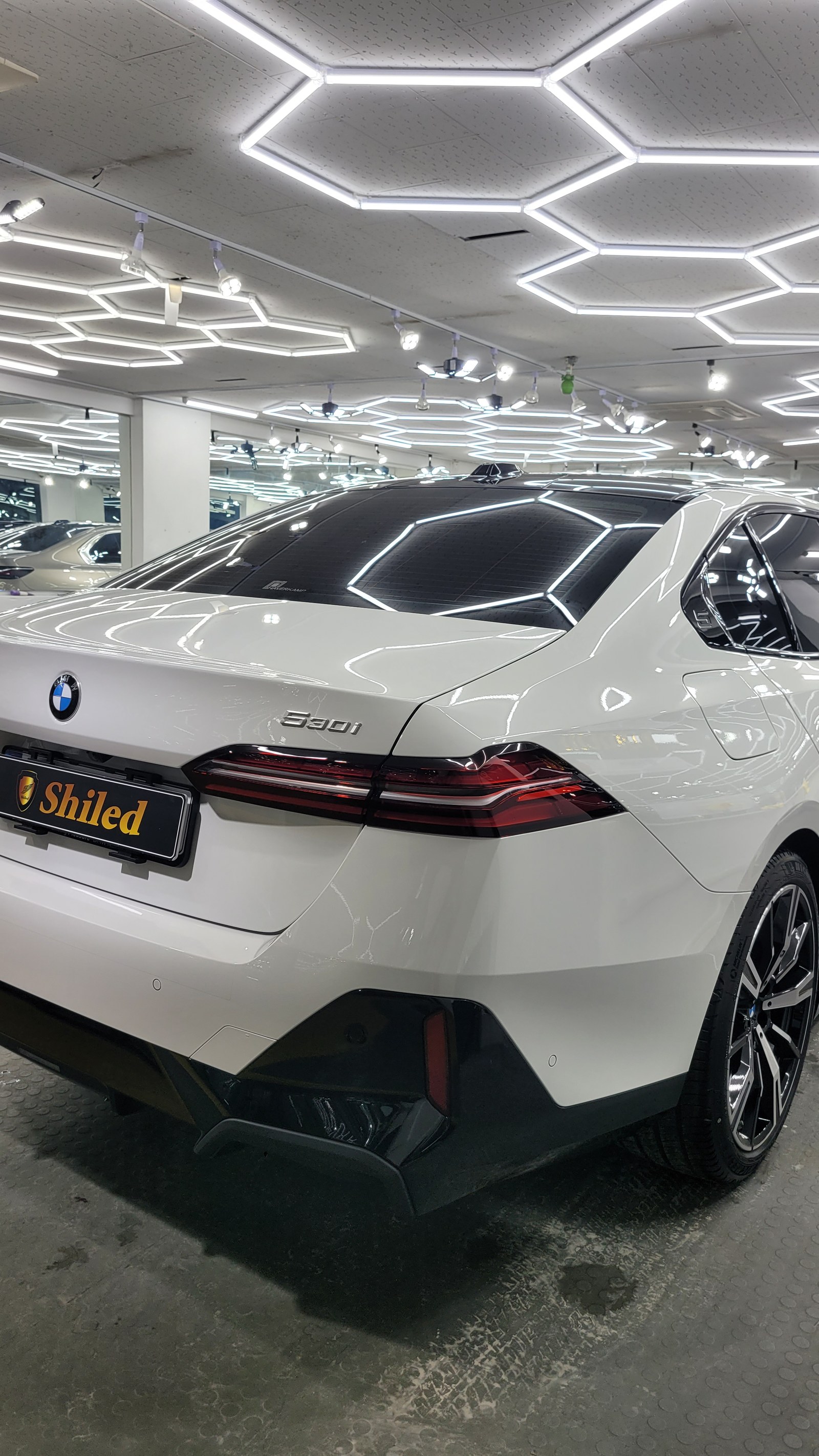 BMW 530i 백색 전측면 글로시 - 부산 신차 유리막코팅
