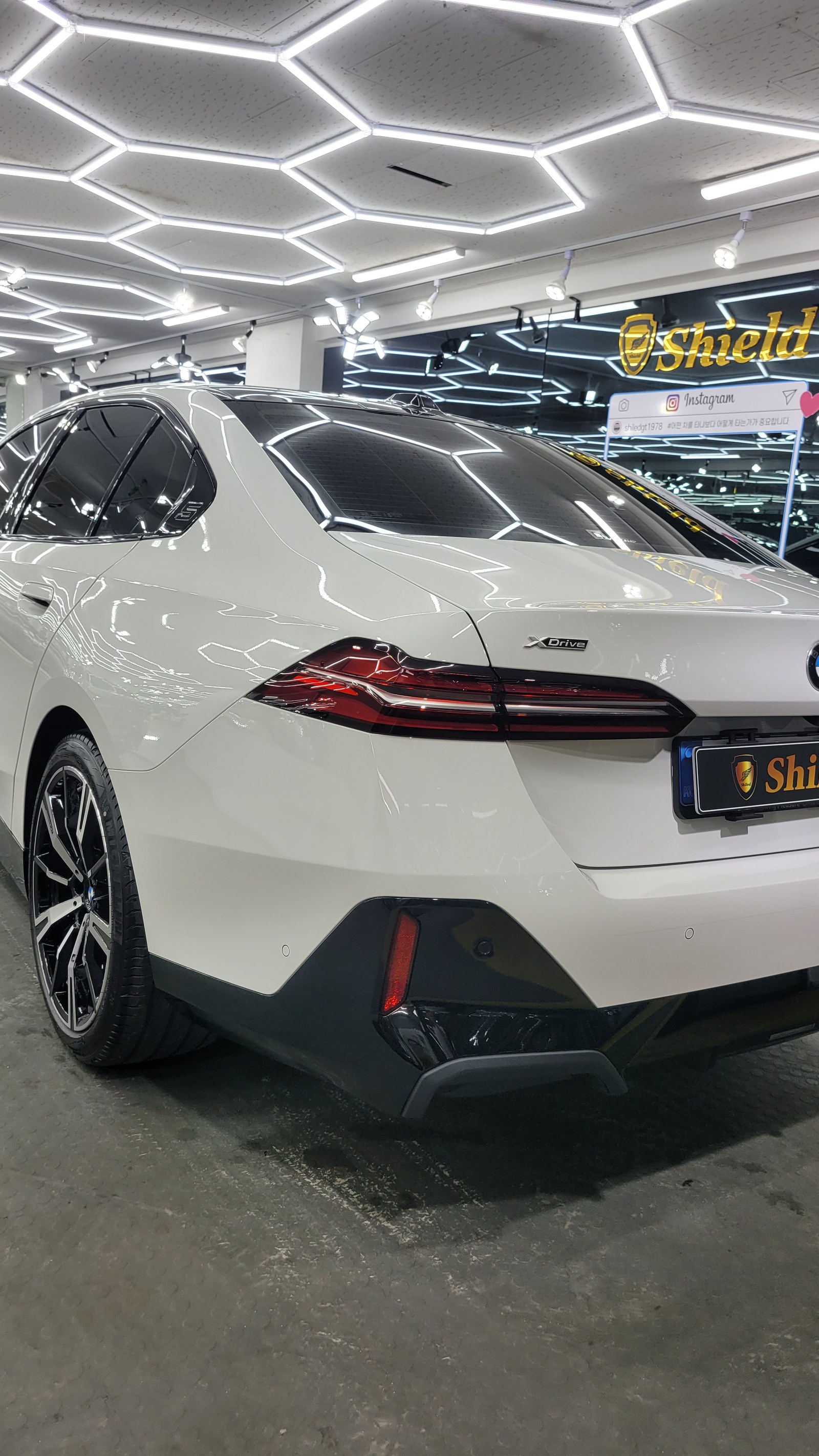 BMW 530i 백색 후면 - 부산 신차 유리막코팅