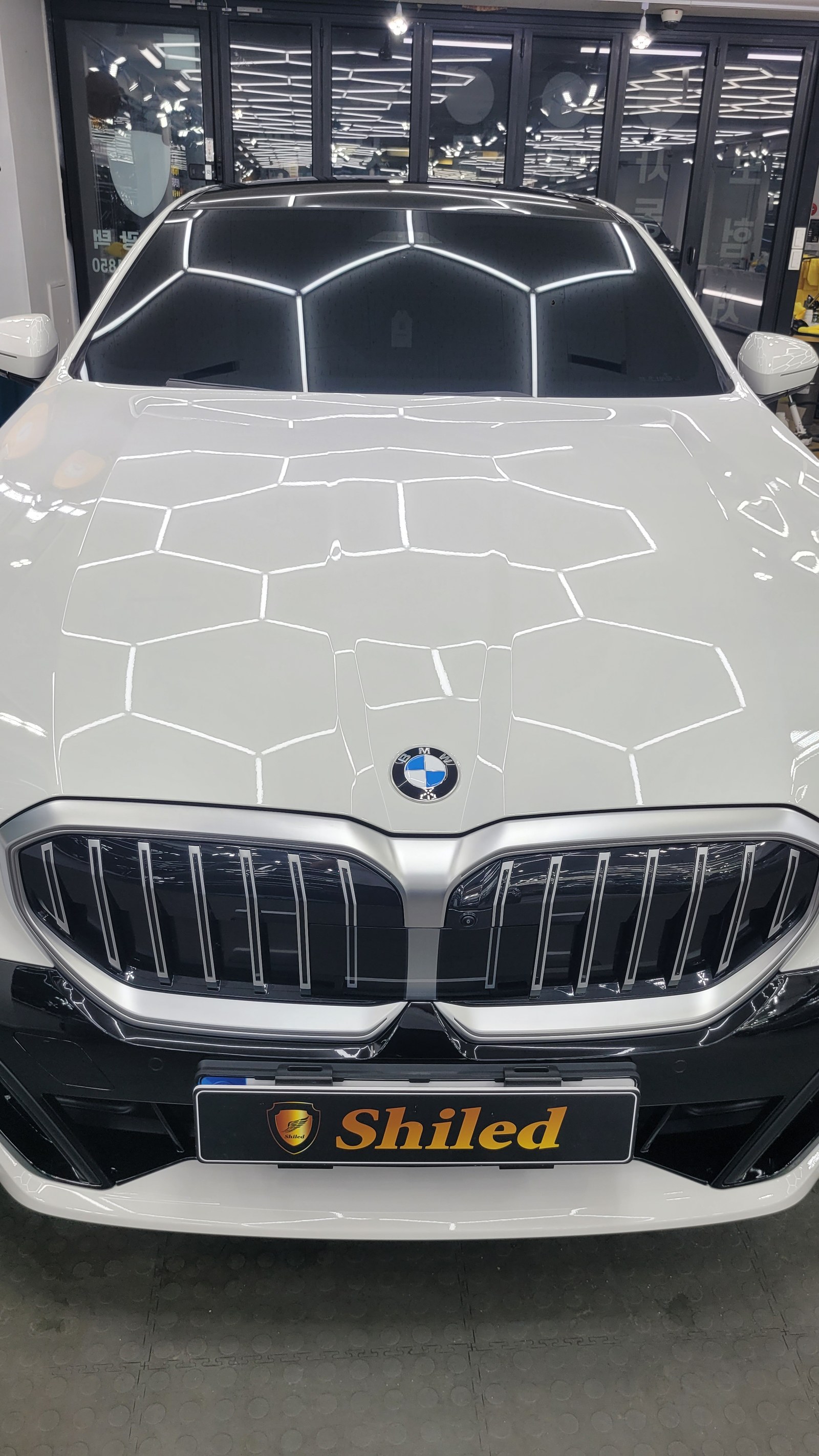 BMW 530i 백색 전면 그릴 마무리 - 부산 신차 유리막코팅