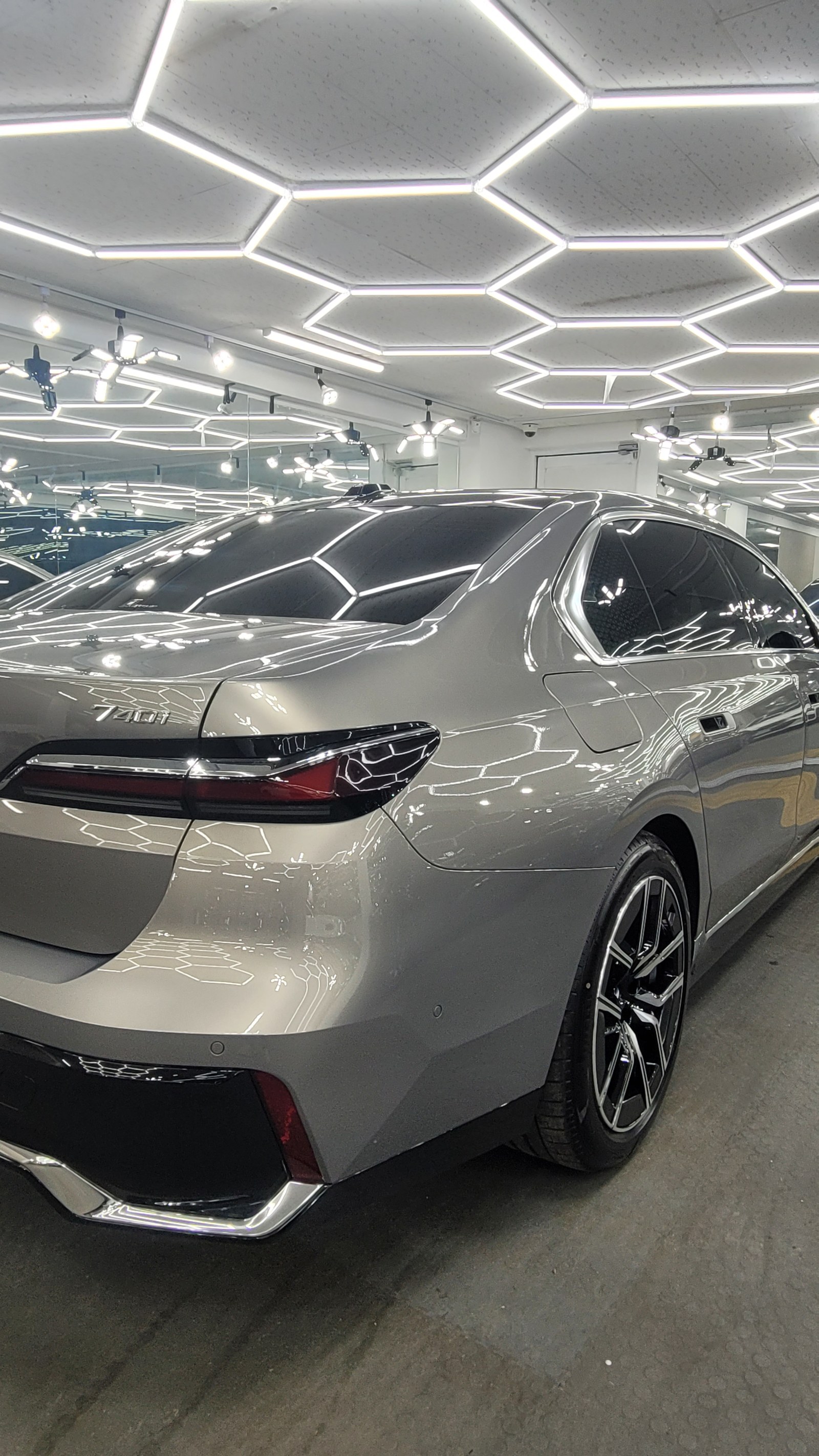 BMW 740i 골드 전측면 글로시 - 부산 신차 유리막코팅