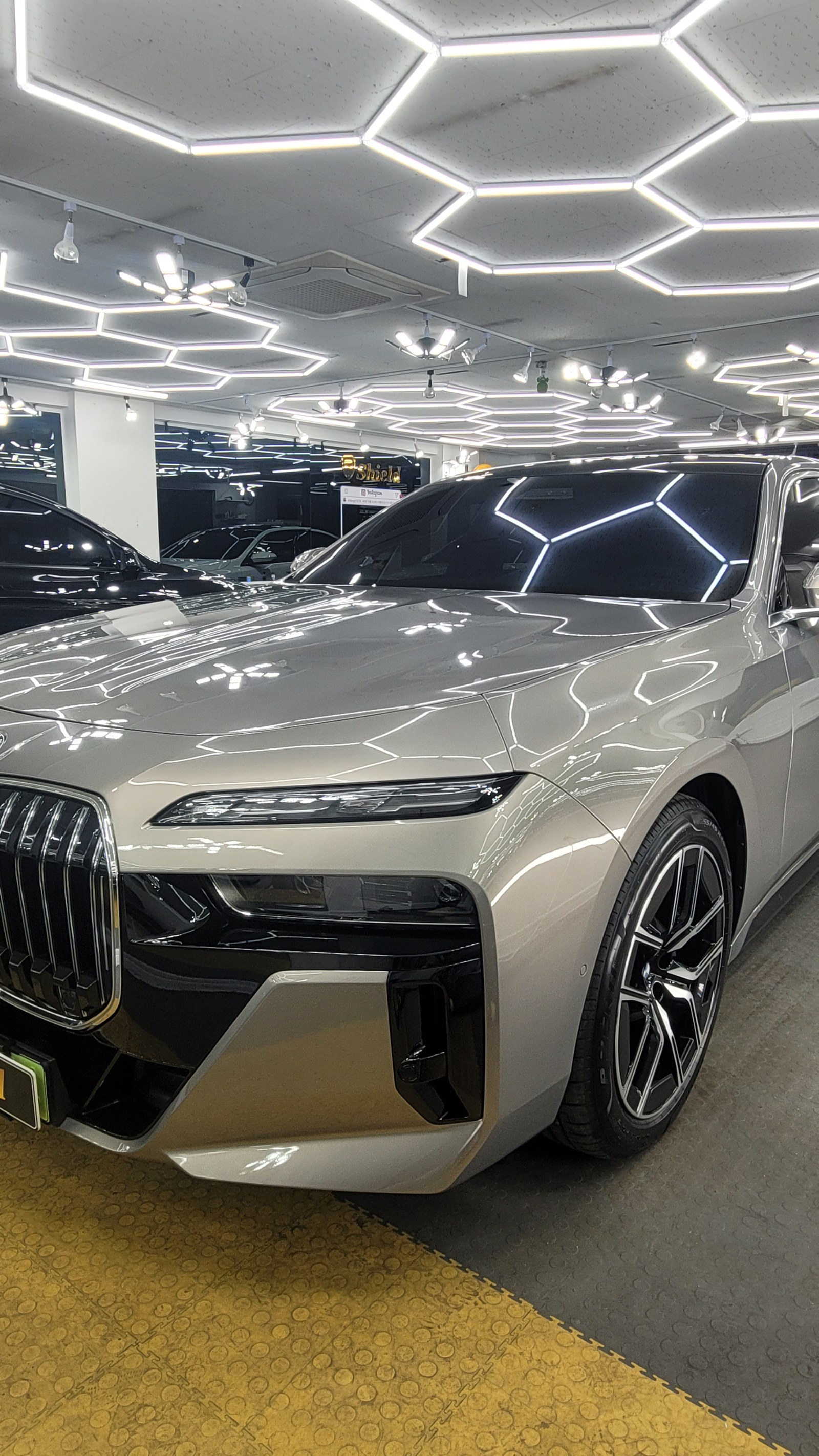 BMW 740i 골드 전측면 마무리 - 부산 신차 유리막코팅