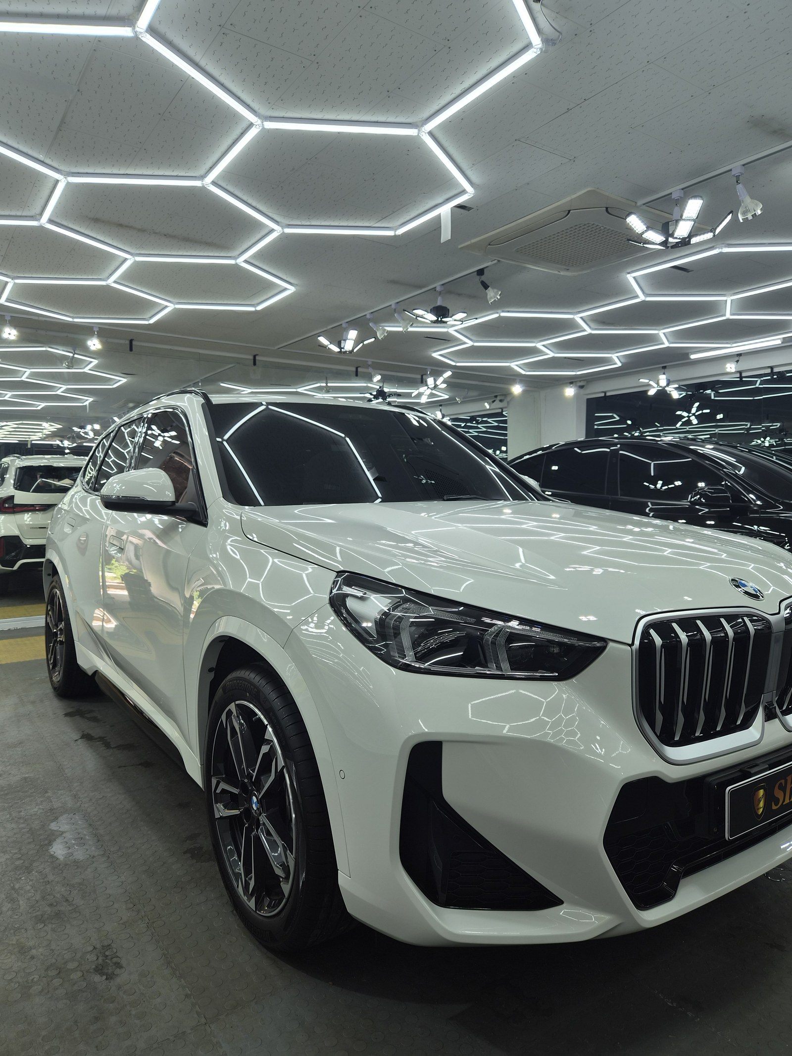 BMW X1 백색 전측면 글로시 - 부산 신차 유리막코팅
