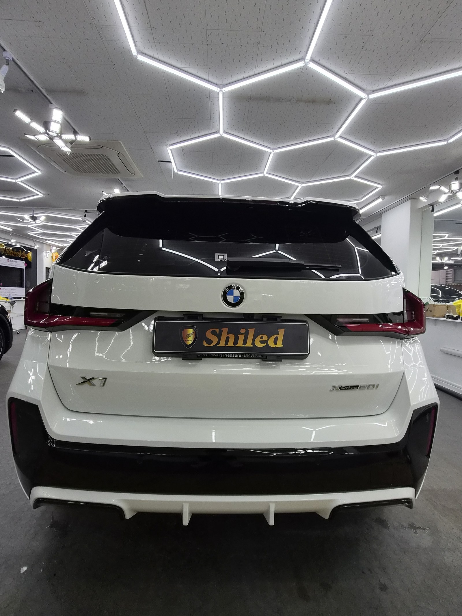 BMW X1 백색 후면 - 부산 신차 유리막코팅