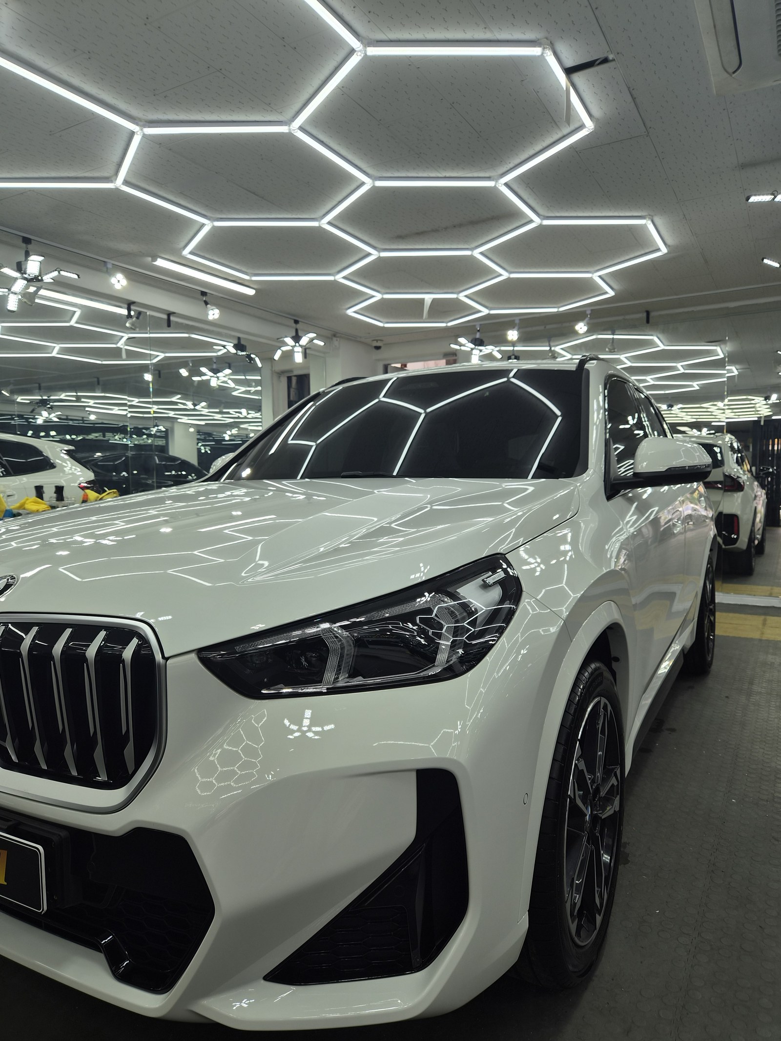 BMW X1 백색 전측면 마무리 - 부산 신차 유리막코팅