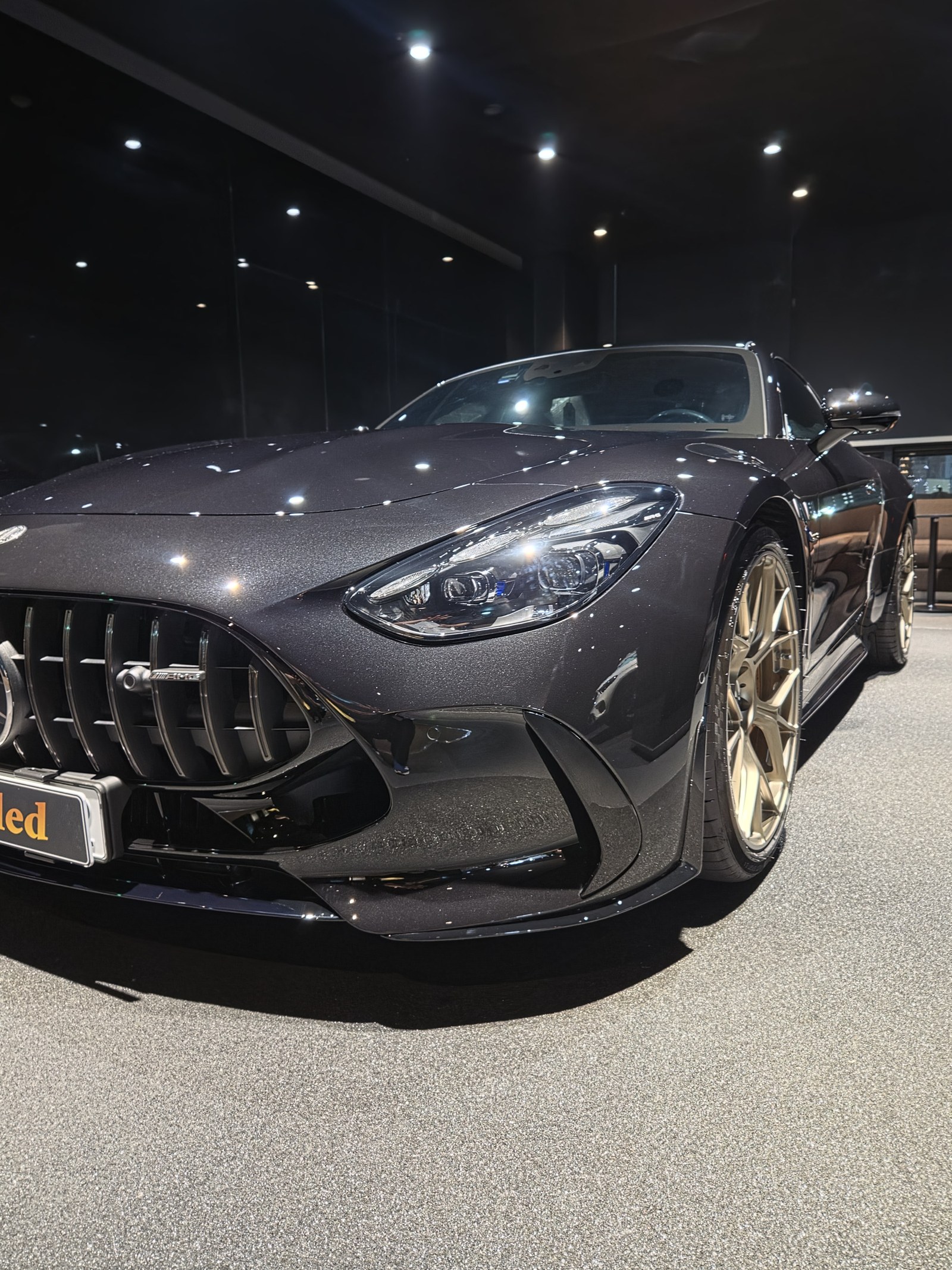 메르세데스-AMG GT63 검정 전측면 마무리 - 부산 신차 유리막코팅