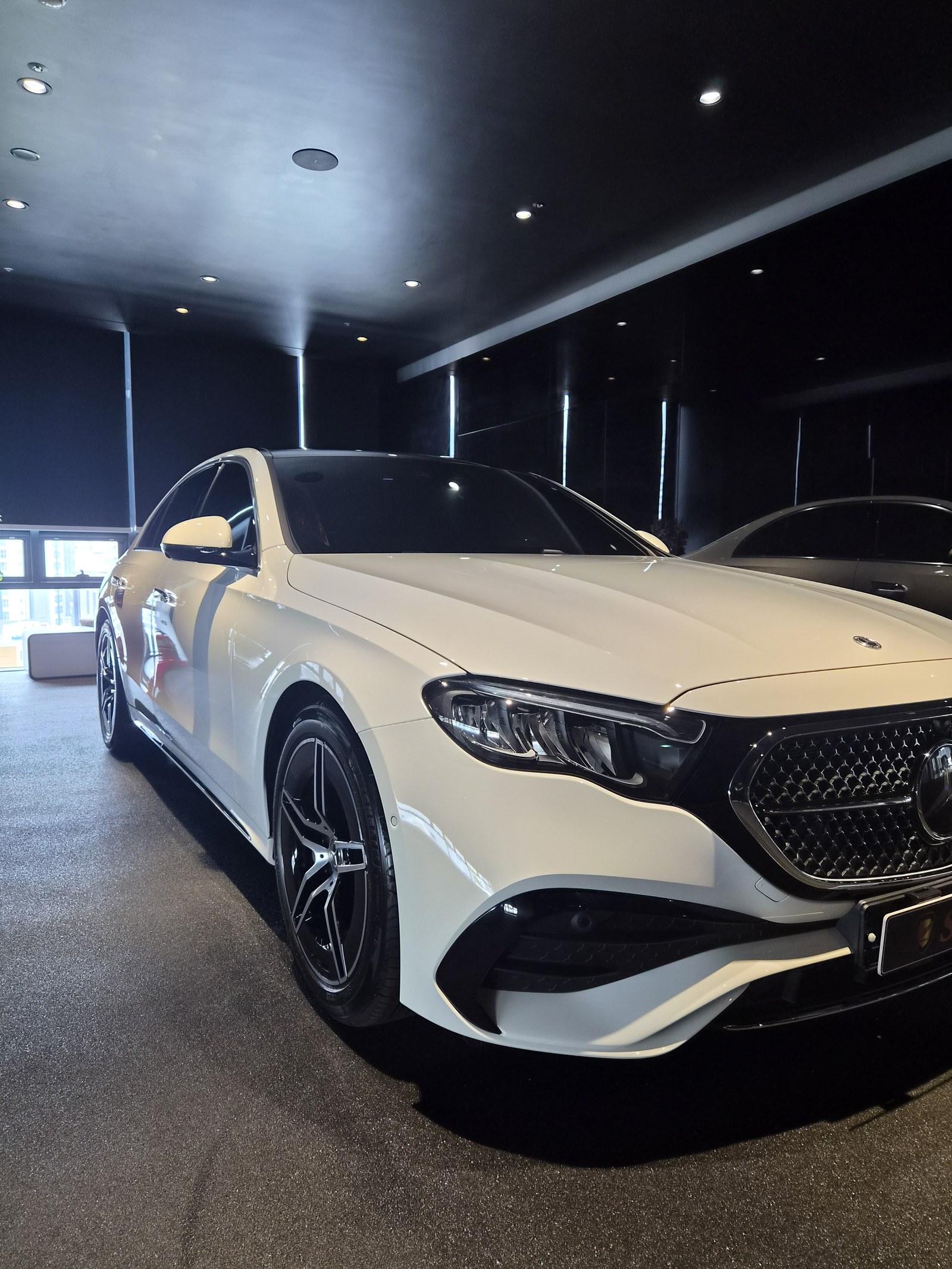벤츠 E200 AMG라인 백색 전측면 글로시 - 부산 신차 유리막코팅