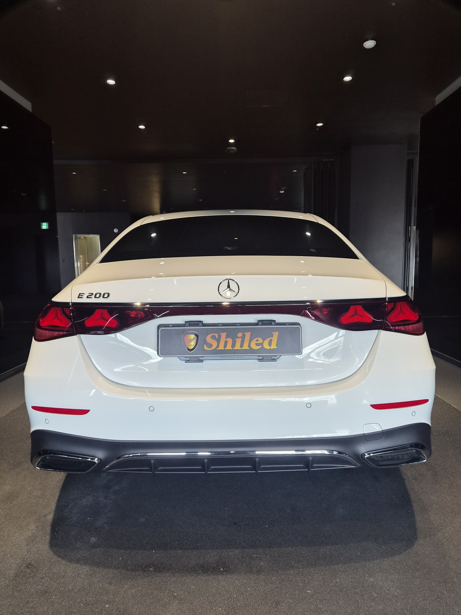 벤츠 E200 AMG라인 백색 후면 - 부산 신차 유리막코팅