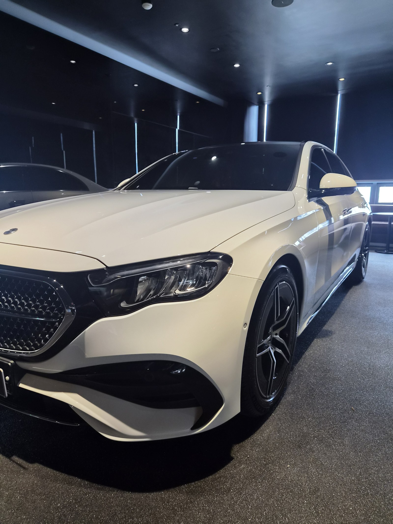 벤츠 E200 AMG라인 백색 전측면 마무리 - 부산 신차 유리막코팅